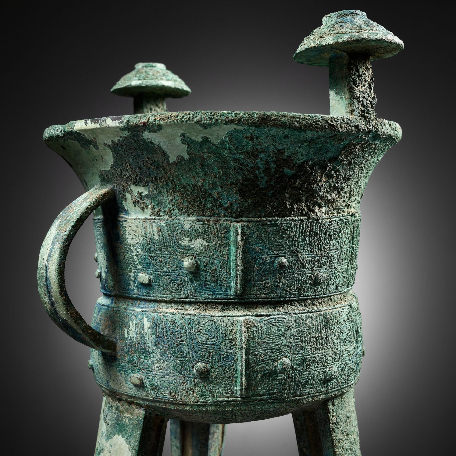 AN EXCEPTIONALLY LARGE AND MASSIVE BRONZE RITUAL TRIPOD WINE VESSEL, JIA, WITH A CLAN MARK, SHANG - Image 10 of 29