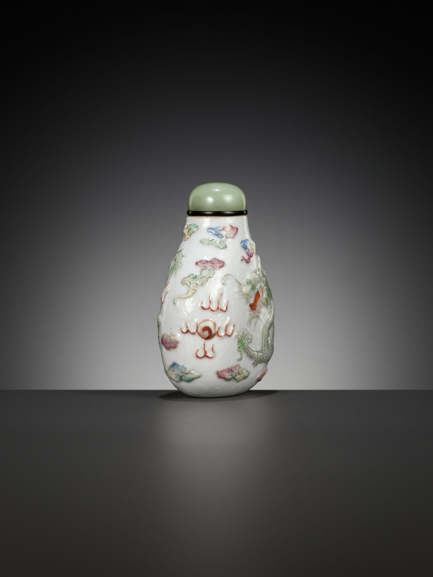 A MOLDED AND CARVED 'DRAGON' FAMILLE ROSE PORCELAIN SNUFF BOTTLE, SIGNED LIQUAN, CHINA, 1853-1864 - Bild 6 aus 16
