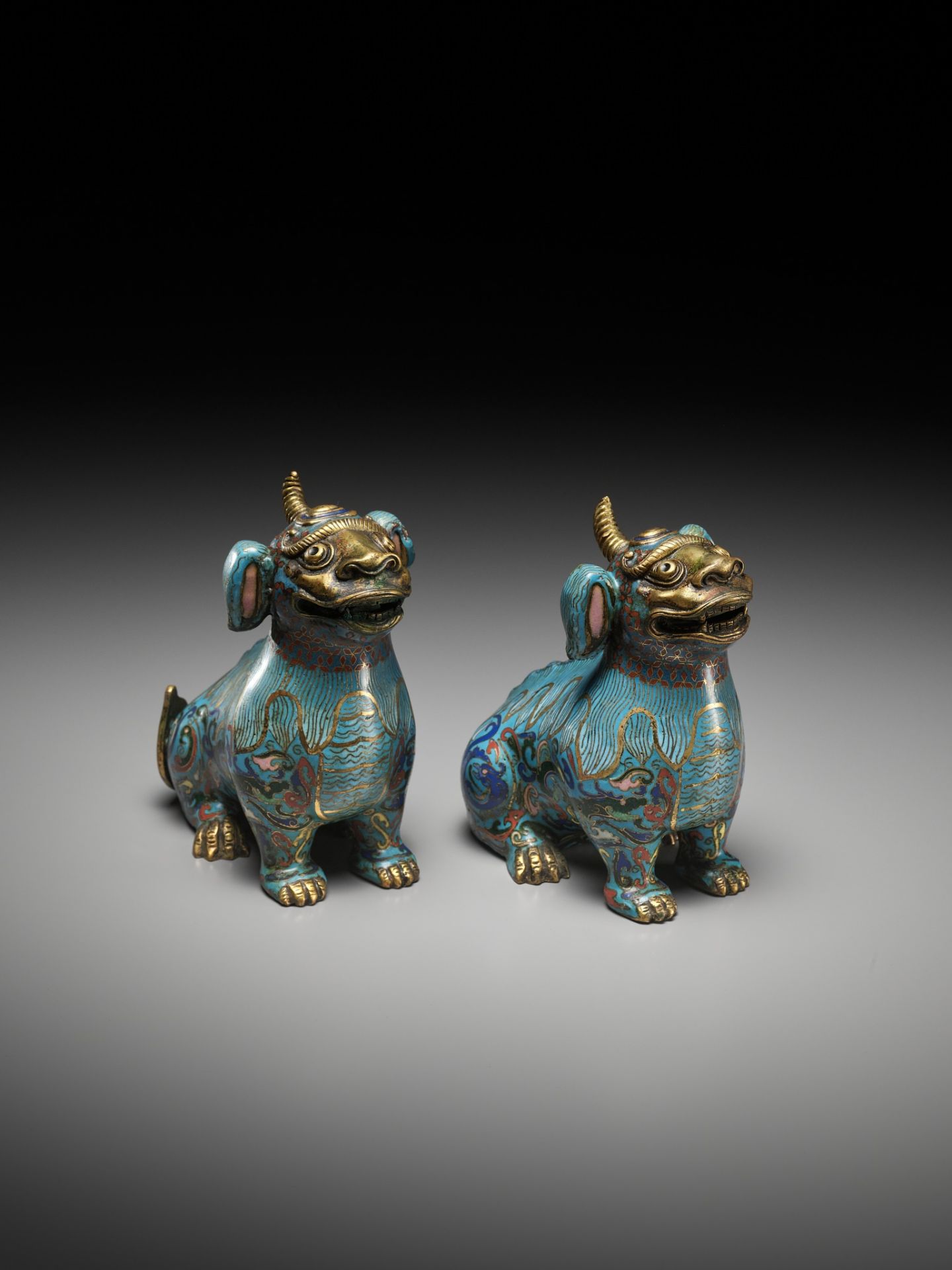 A PAIR OF GILT-BRONZE AND CLOISONNE ENAMEL LUDUAN, CHINA, 18TH - 19TH CENTURY - Image 6 of 11