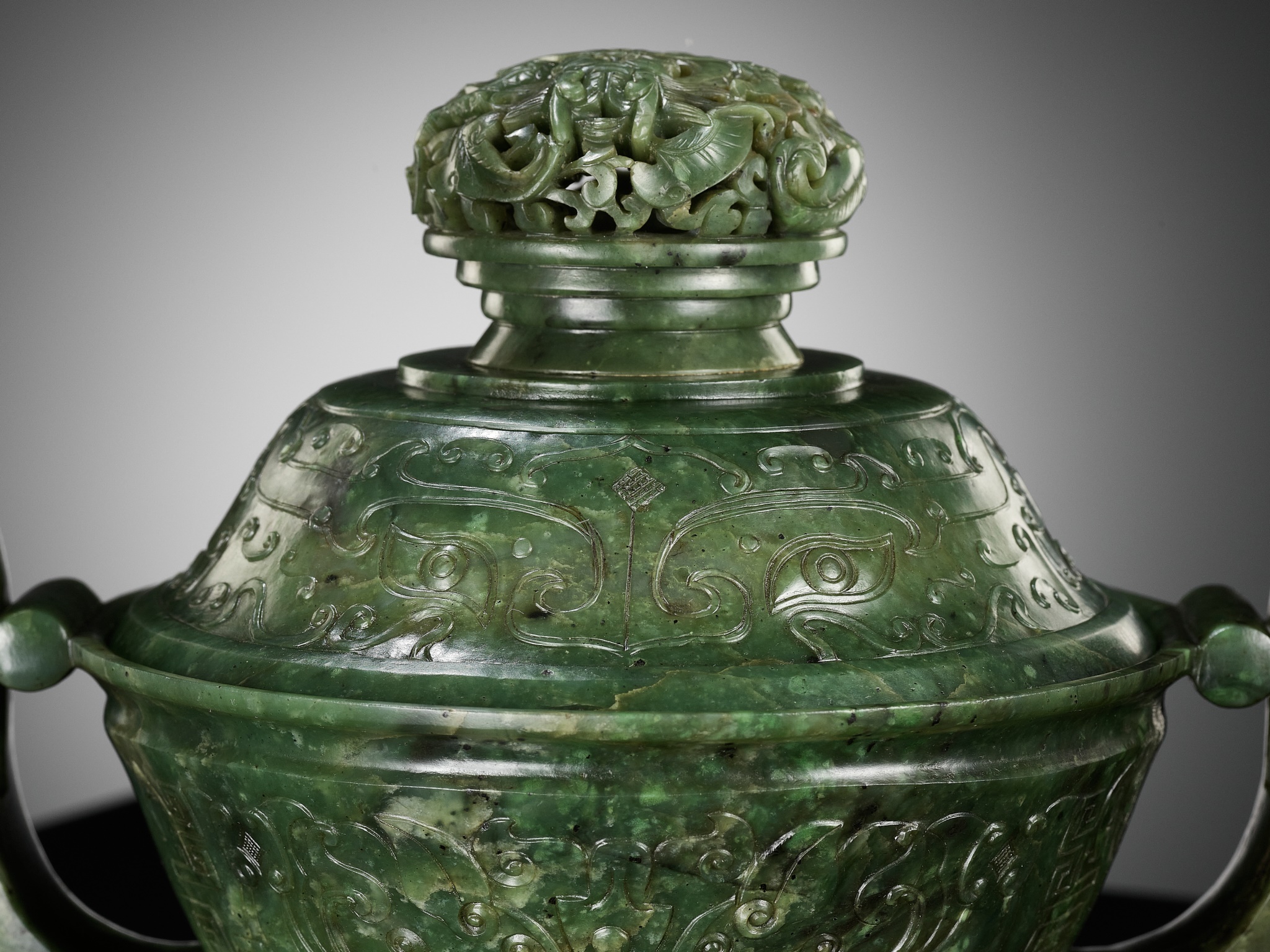 A SPINACH-GREEN JADE GUI-FORM CENSER AND COVER, QIANLONG PERIOD - Image 7 of 20
