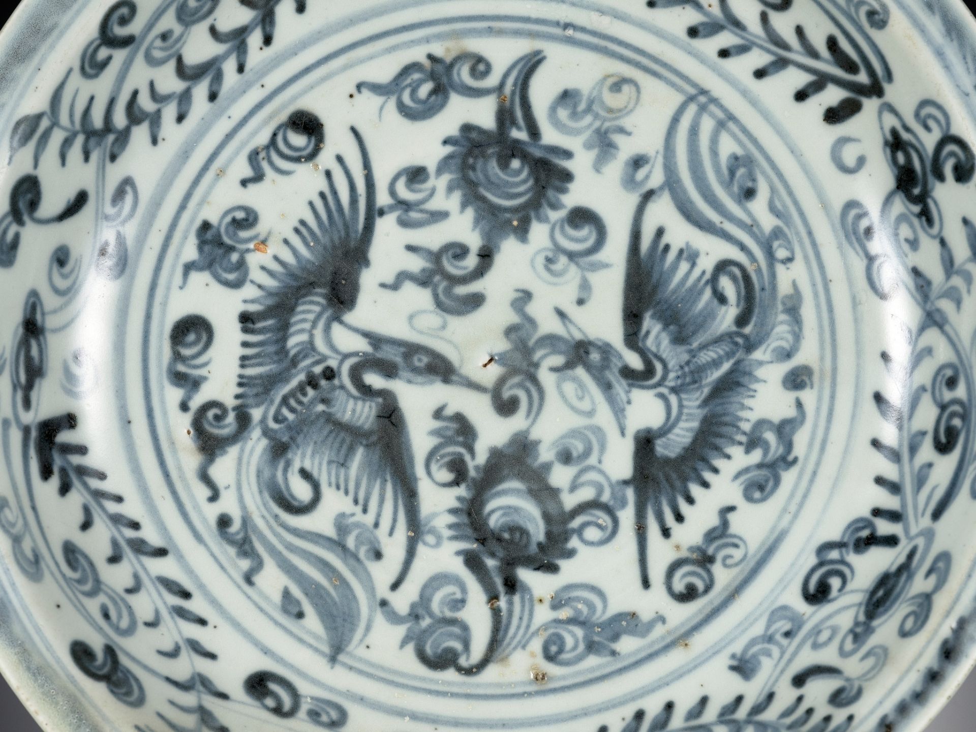 A BLUE AND WHITE 'PHOENIX' DISH, MING DYNASTY - Image 6 of 12