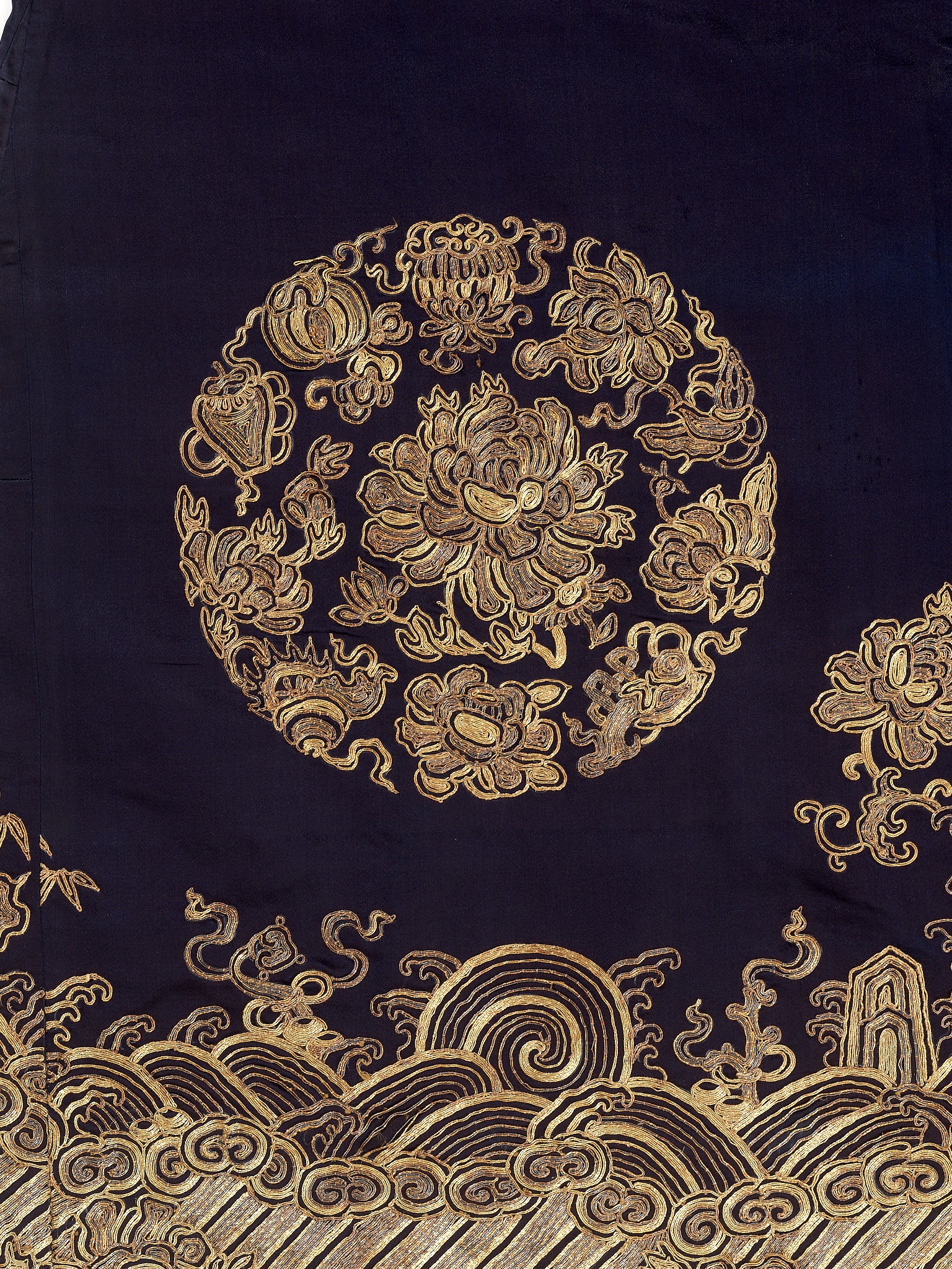 A WOMAN'S SILVER AND GOLD-EMBROIDERED SILK ROUNDEL ROBE, 19TH CENTURY - Image 12 of 14