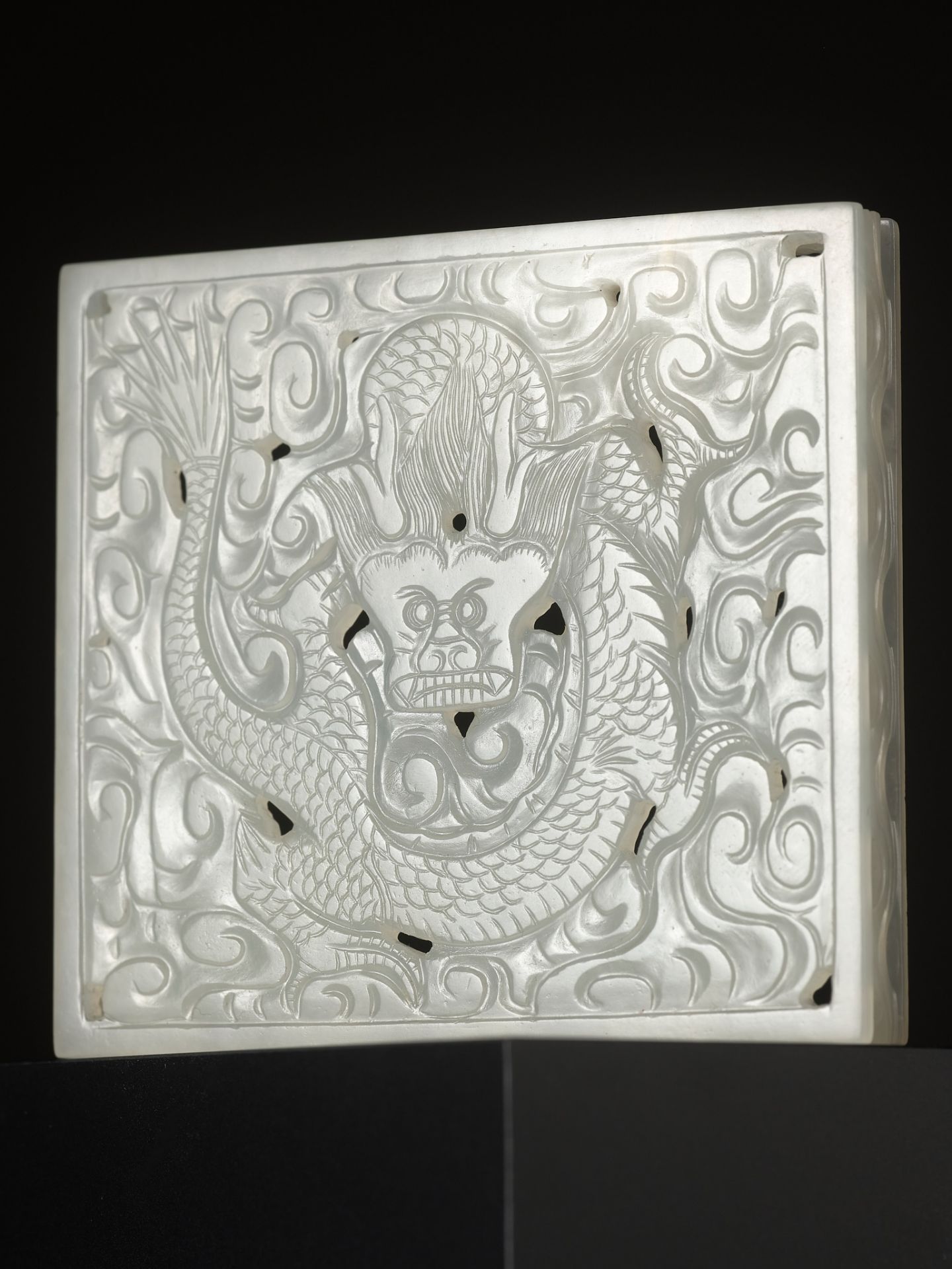 A WHITE JADE OPENWORK POMANDER BOX AND COVER, QIANLONG PERIOD - Image 5 of 11