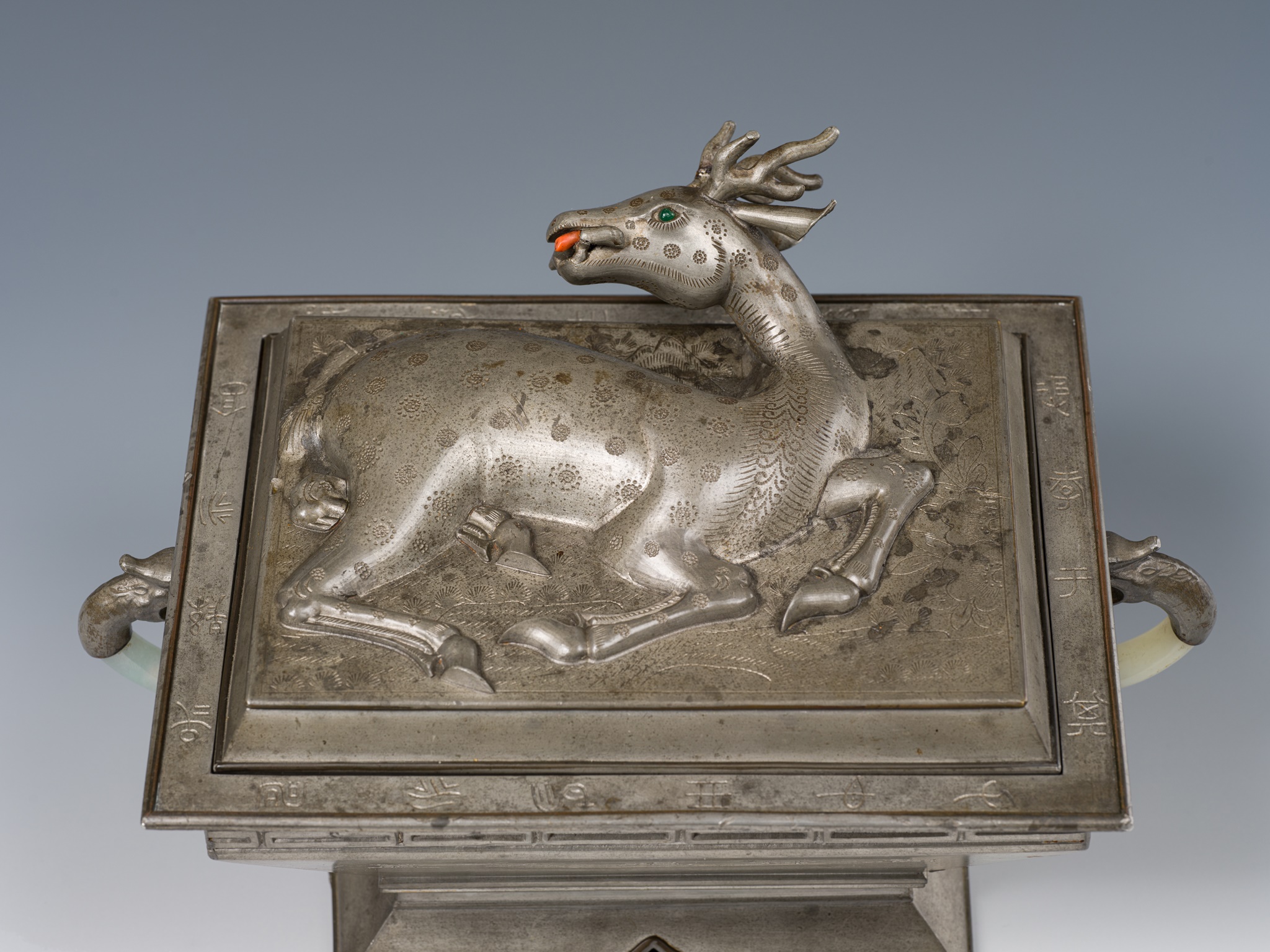 A JADE-INLAID PEWTER 'DEER WITH LINGZHI' ARCHAISTIC VESSEL AND COVER, FU, QING DYNASTY - Image 2 of 15