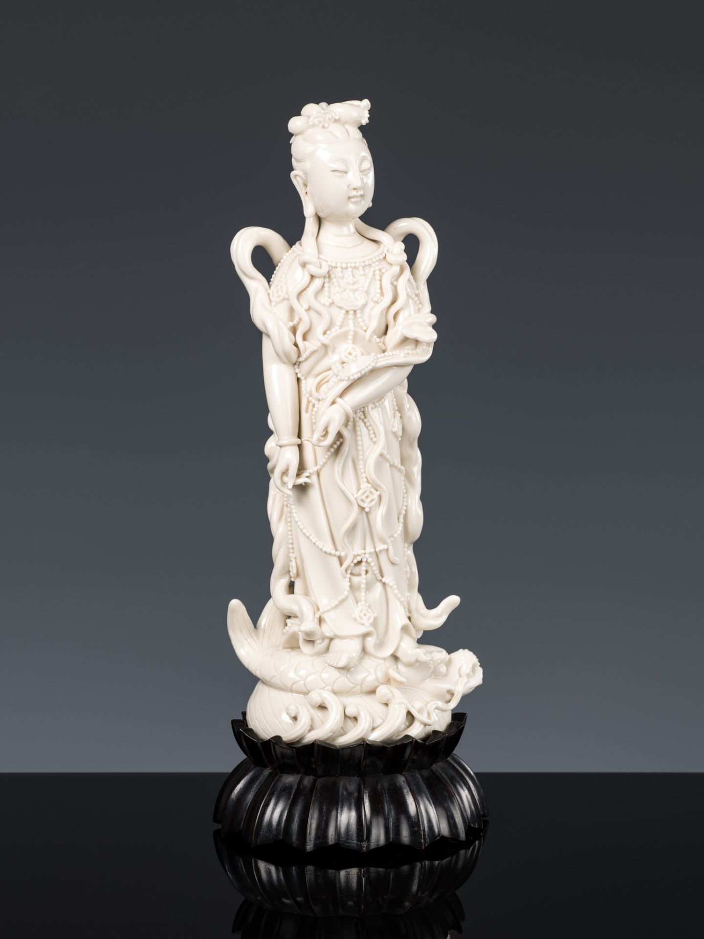 A DEHUA FIGURE OF GUANYIN, BY CHEN WEI, 18TH-19TH CENTURY - Image 2 of 8