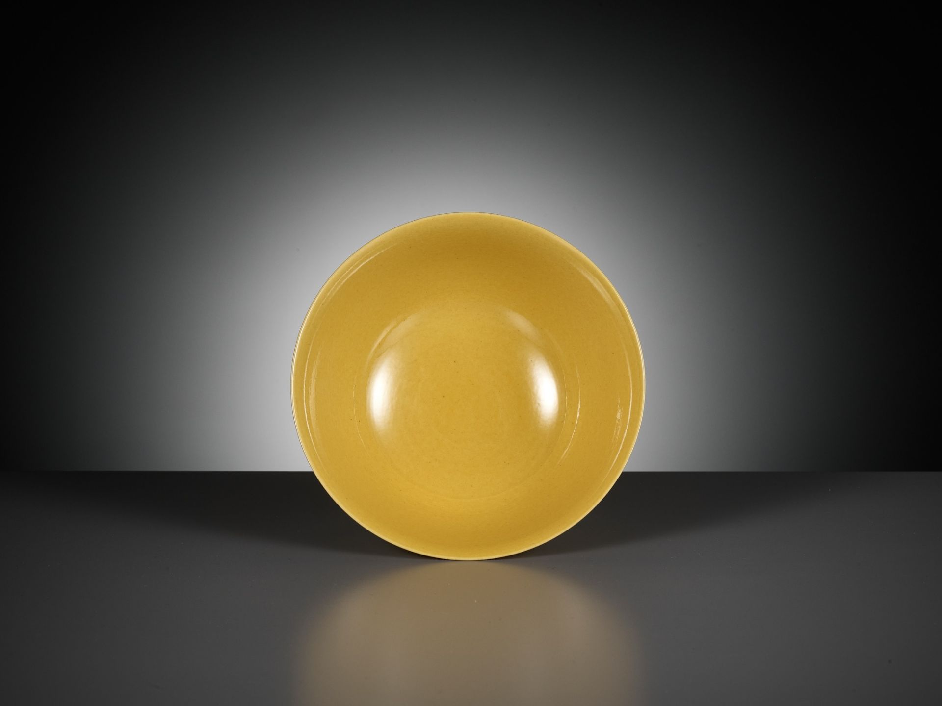 AN IMPERIAL YELLOW-GLAZED AND INCISED 'DRAGON' BOWL, QIANLONG MARK AND PERIOD - Image 15 of 17