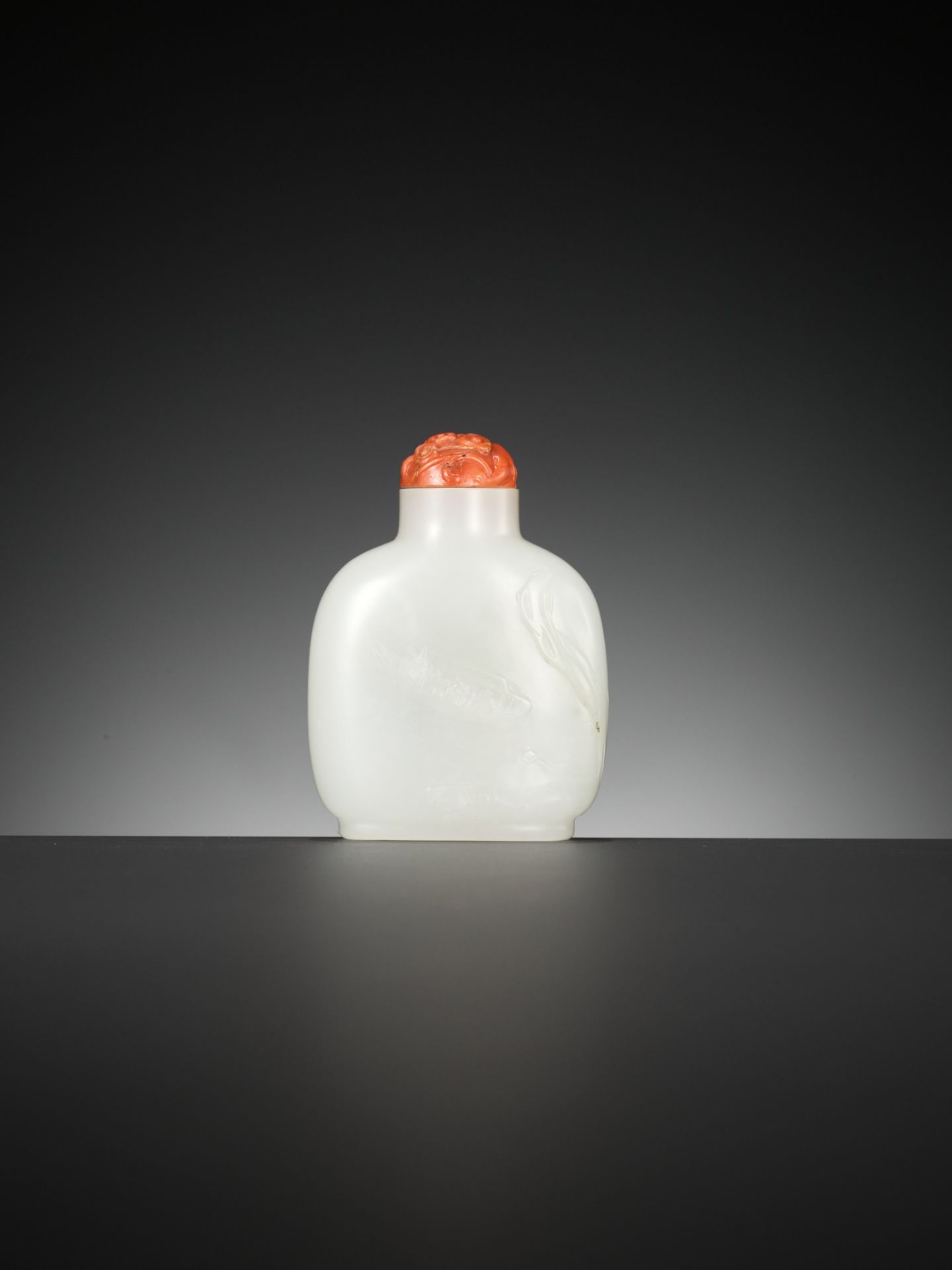 A WHITE JADE 'DRAGON' SNUFF BOTTLE, CHINA, 18TH CENTURY - Image 12 of 17