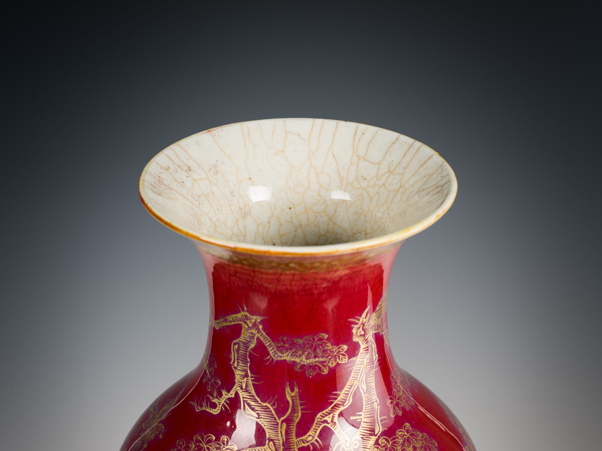 A RED-GLAZED AND GILT DECORATED 'BIRDS WORSHIPPING THE PHOENIX' VASE, LATE QING DYNASTY - Image 3 of 8