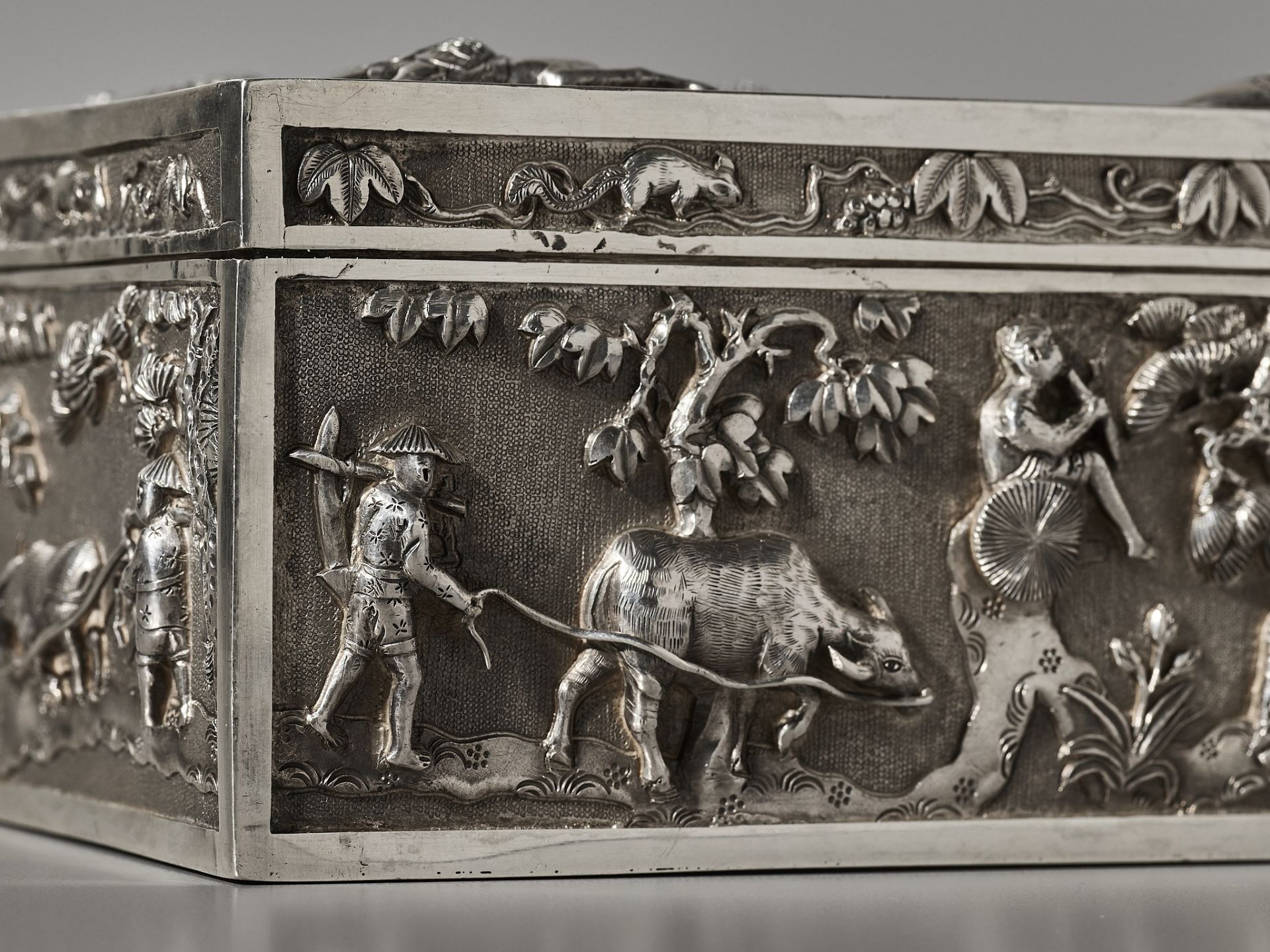 AN EXPORT SILVER REPOUSSE CIGAR BOX AND COVER, TONG YI MARK, LATE QING DYNASTY - Image 21 of 22