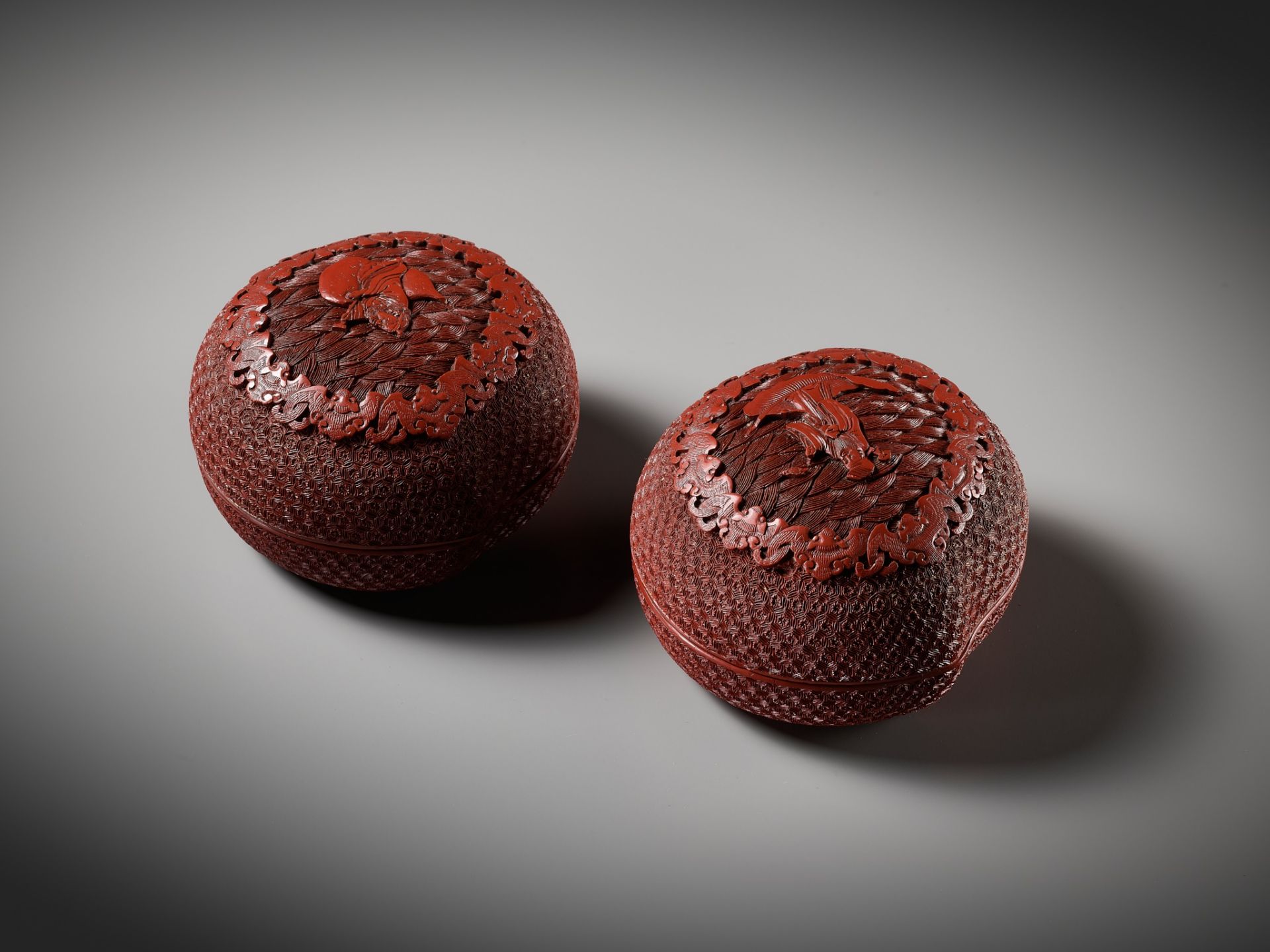 A PAIR OF HEAVY CARVED CINNABAR LACQUER PEACH-FORM BOXES AND COVERS DEPICTING IMMORTALS, QIANLONG - Image 8 of 11