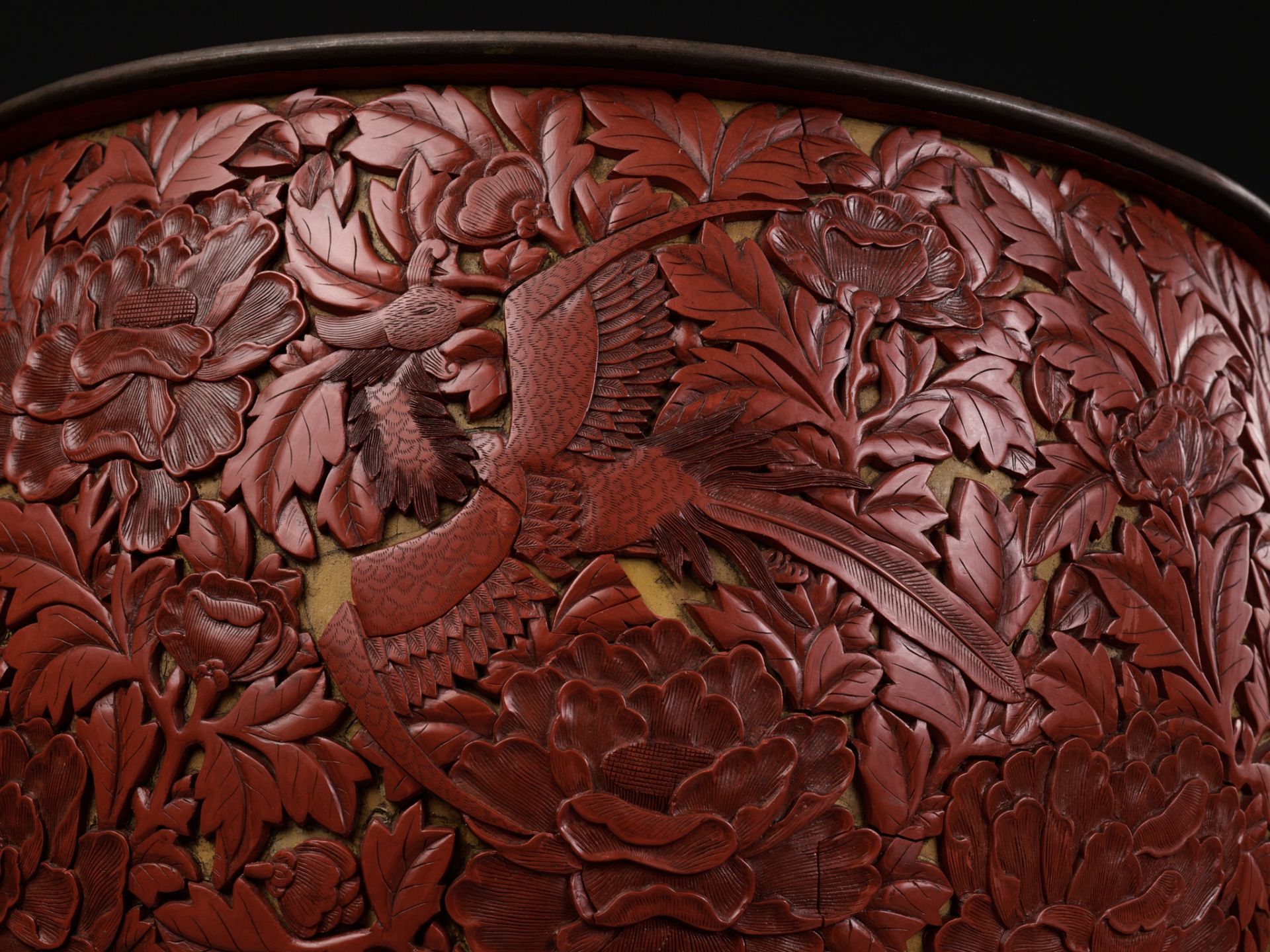 A LARGE CINNABAR LACQUER 'PHOENIX' FLOWERPOT, MING DYNASTY - Image 10 of 16