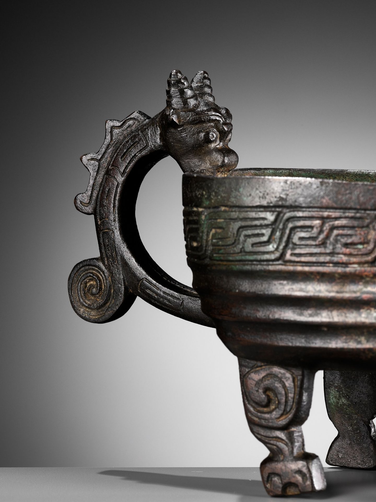 A BRONZE POURING VESSEL, YI, LATE SONG - EARLY MING DYNASTY - Image 17 of 19