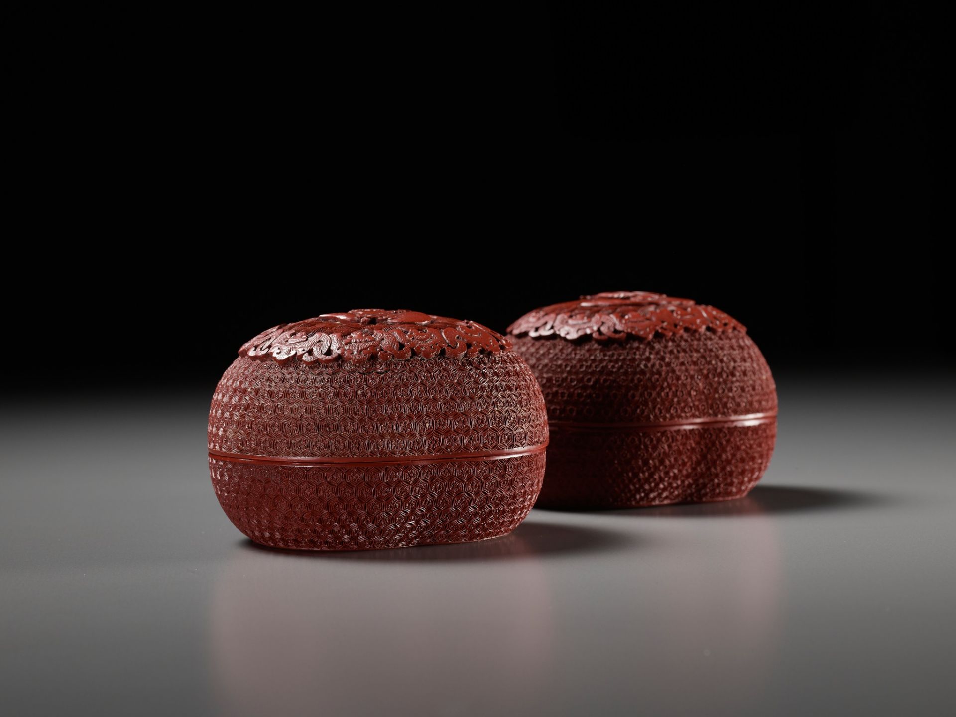 A PAIR OF HEAVY CARVED CINNABAR LACQUER PEACH-FORM BOXES AND COVERS DEPICTING IMMORTALS, QIANLONG - Image 7 of 11