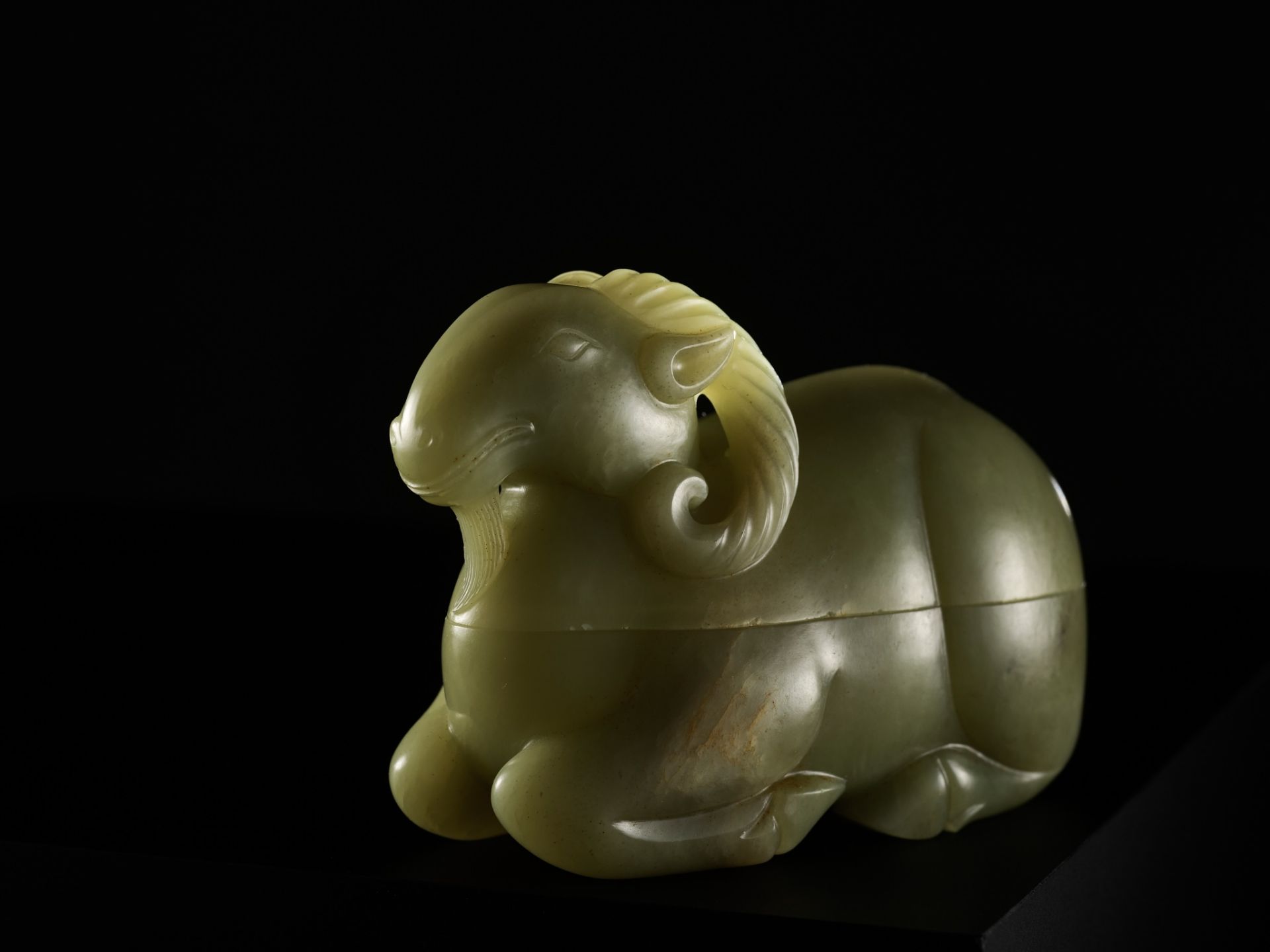 A CARVED CELADON JADE BOX AND COVER IN THE FORM OF A RAM, QING DYNASTY - Bild 11 aus 15