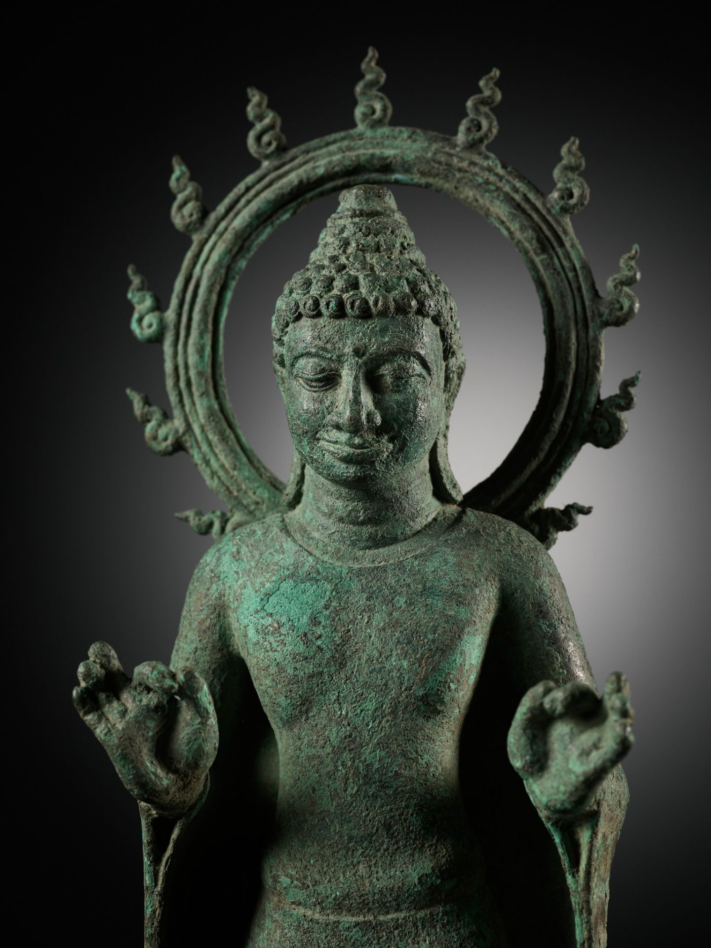 A BRONZE STATUE OF BUDDHA WITHIN A FLAMING AUREOLE, INDONESIA, CENTRAL JAVA, 8TH-9TH CENTURY - Bild 8 aus 19