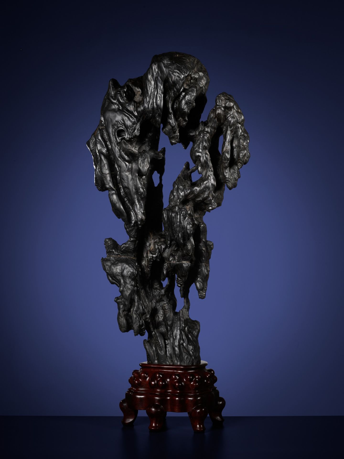 A MONUMENTAL AND HIGHLY IMPRESSIVE LINGBI SCHOLAR'S ROCK, QING DYNASTY - Bild 2 aus 13