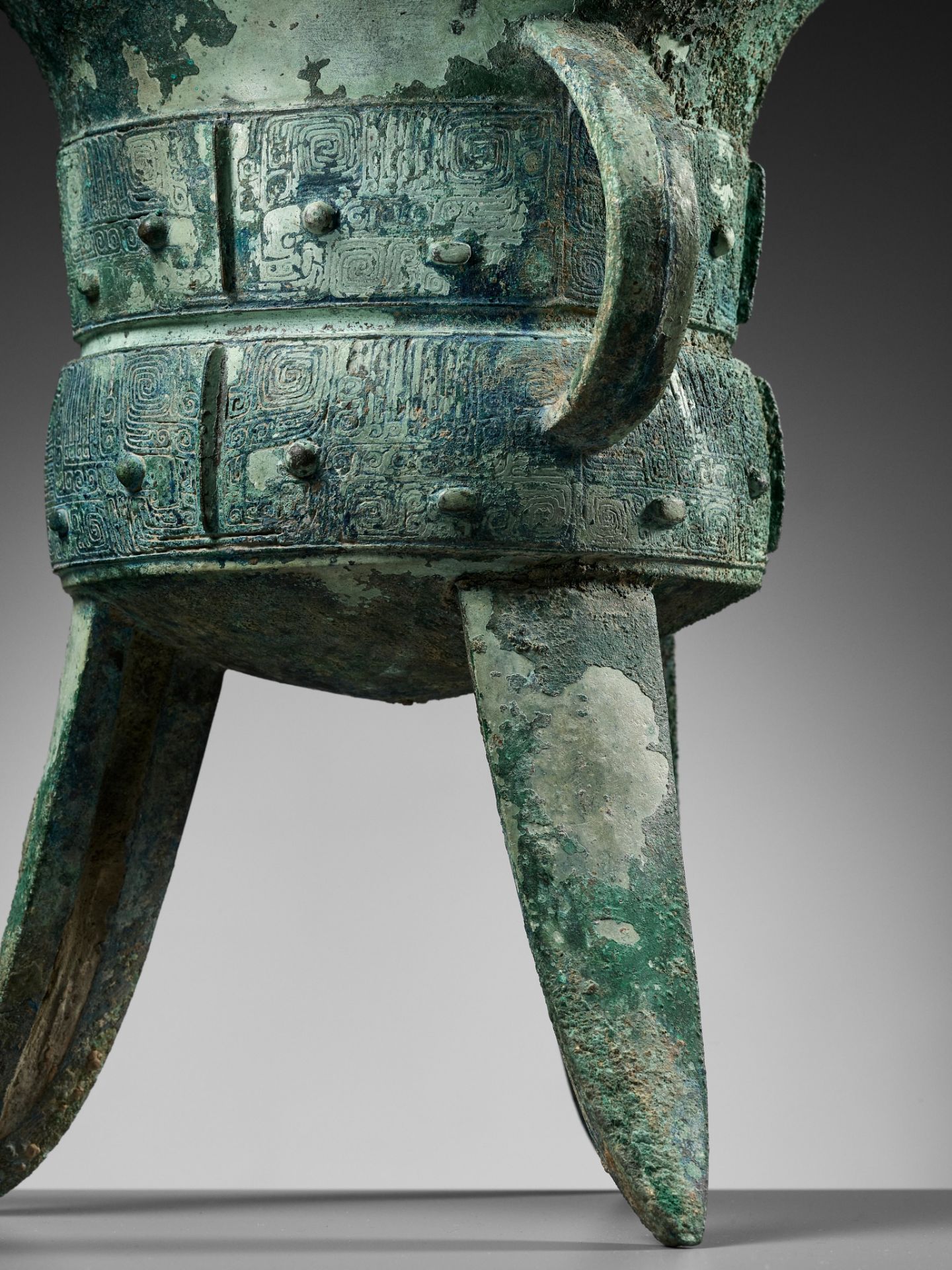 AN EXCEPTIONALLY LARGE AND MASSIVE BRONZE RITUAL TRIPOD WINE VESSEL, JIA, WITH A CLAN MARK, SHANG - Image 24 of 29