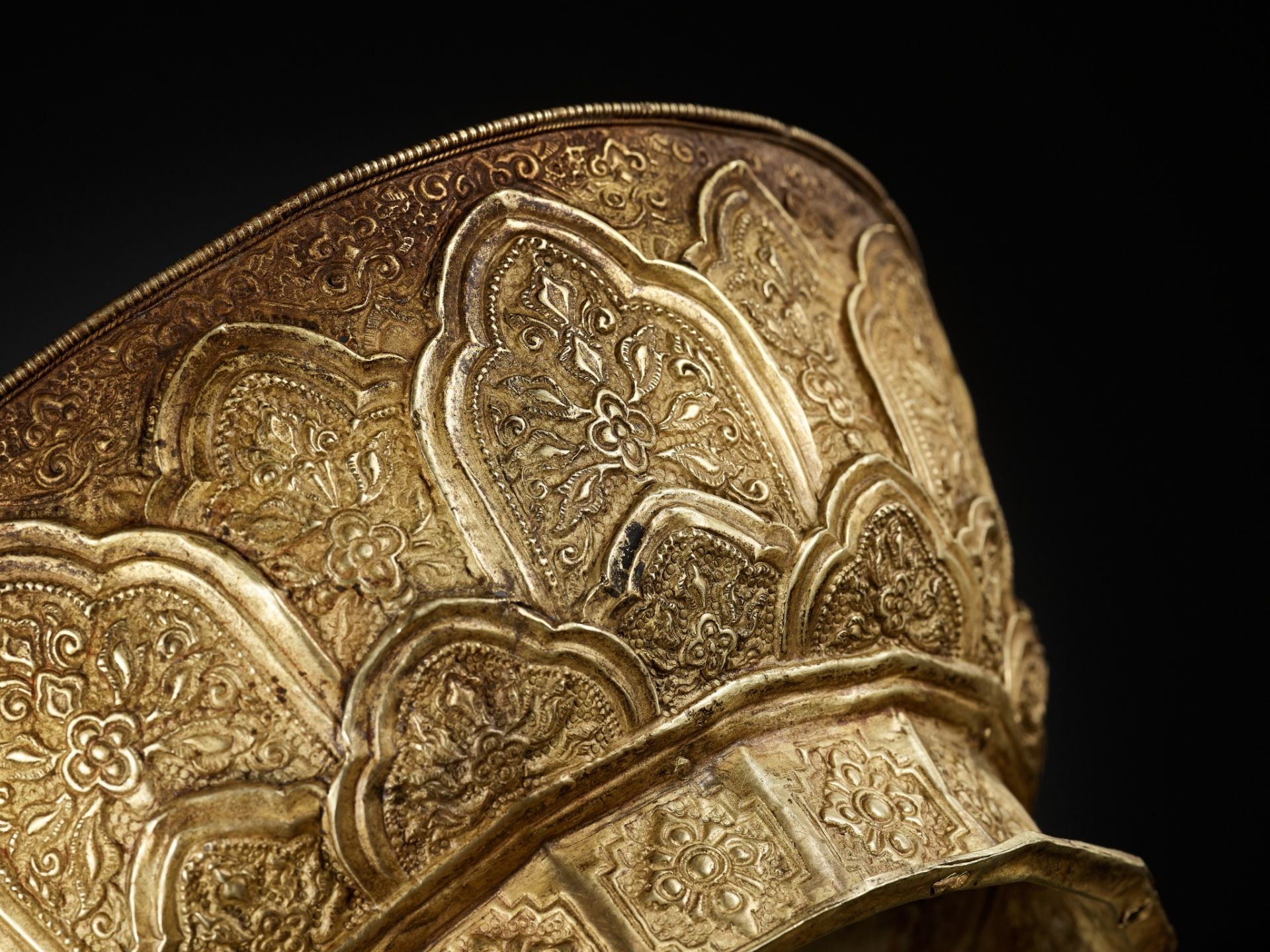 A SILVER-INLAID GOLD REPOUSSÉ BOWL DEPICTING GARUDA, VIETNAM,FORMER KINGDOMS OF CHAMPA,CIRCA 10TH C. - Image 9 of 18