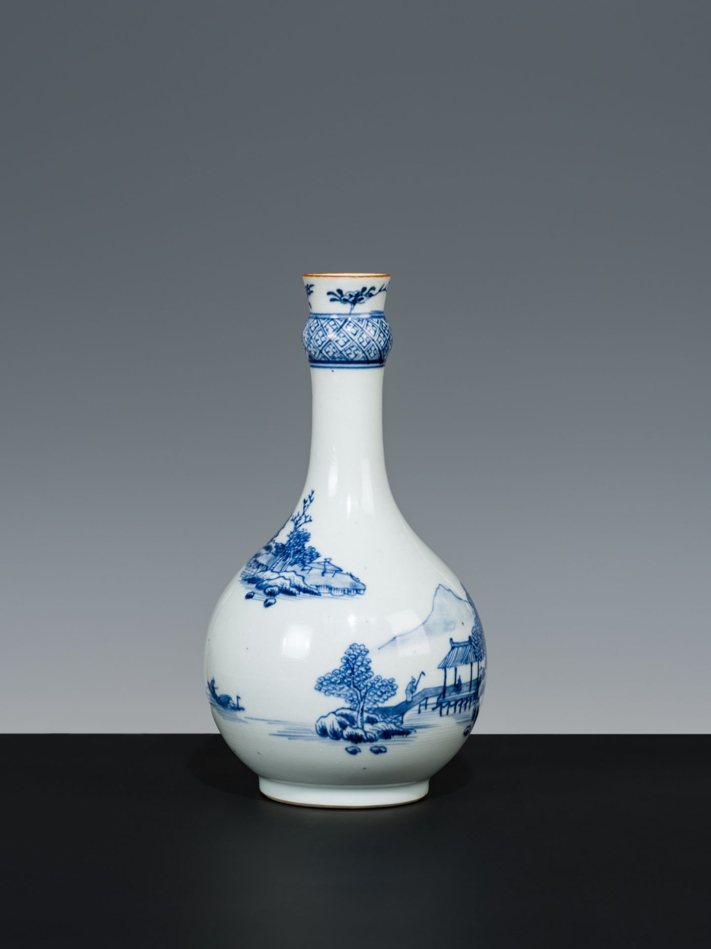 A BLUE AND WHITE PORCELAIN BOTTLE VASE, CHINA, 18TH CENTURY - Image 3 of 8