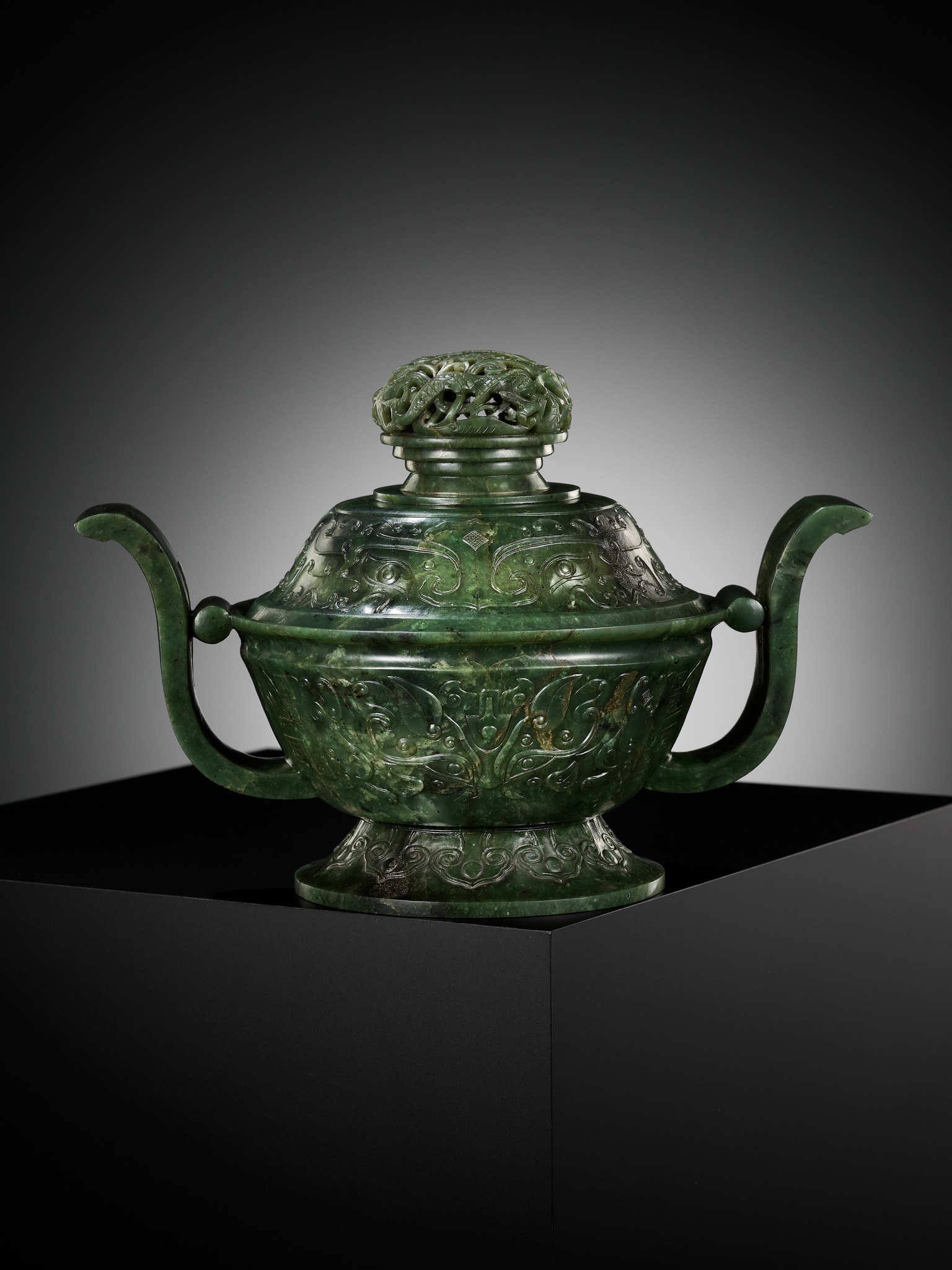 A SPINACH-GREEN JADE GUI-FORM CENSER AND COVER, QIANLONG PERIOD - Image 8 of 20