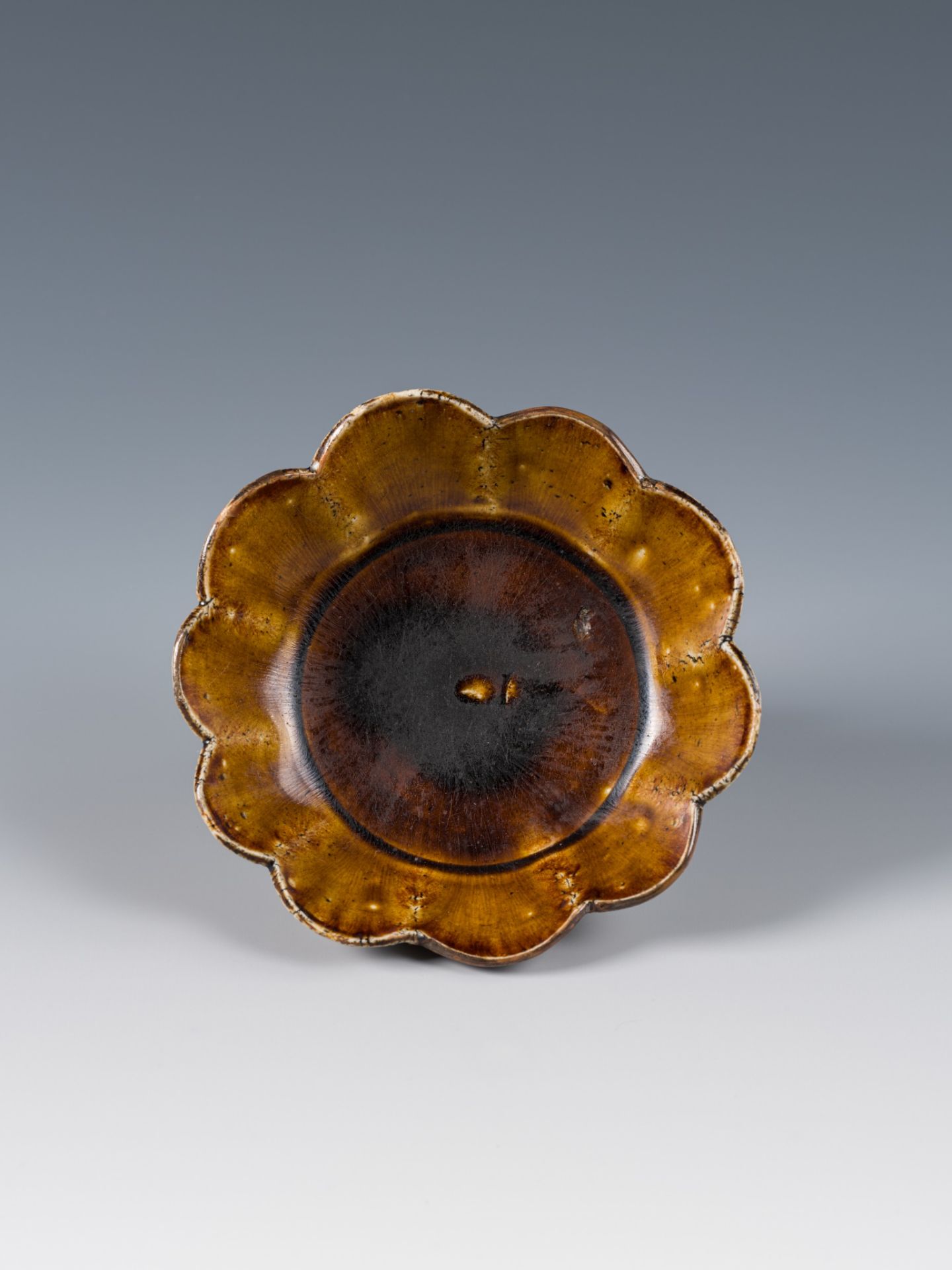 A BROWN-GLAZED FOLIATE-RIMMED DISH, LIAO TO EARLY SONG DYNASTY - Image 11 of 11