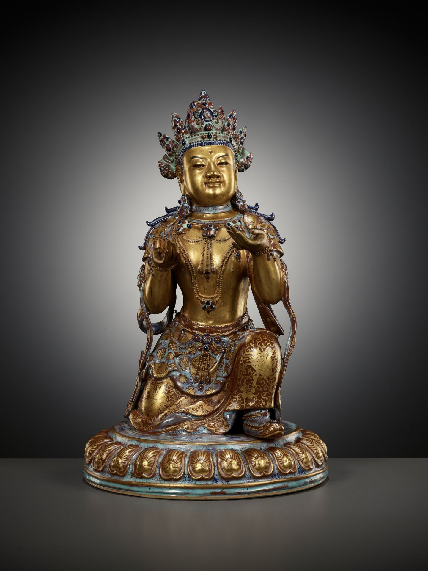 A ROBIN'S-EGG-GLAZED AND GILT PORCELAIN FIGURE OF A BODHISATTVA, QIANLONG TO JIAQING PERIOD - Image 7 of 23