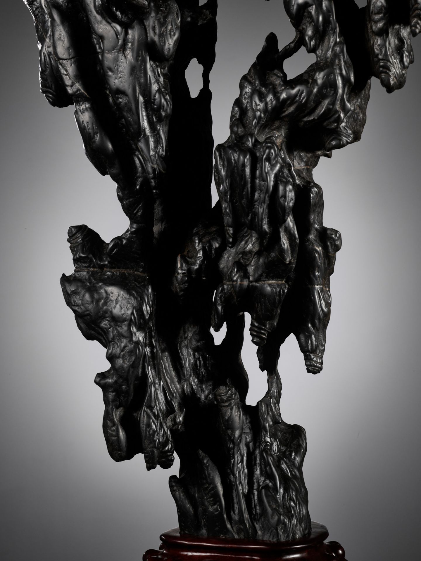 A MONUMENTAL AND HIGHLY IMPRESSIVE LINGBI SCHOLAR'S ROCK, QING DYNASTY - Bild 12 aus 13