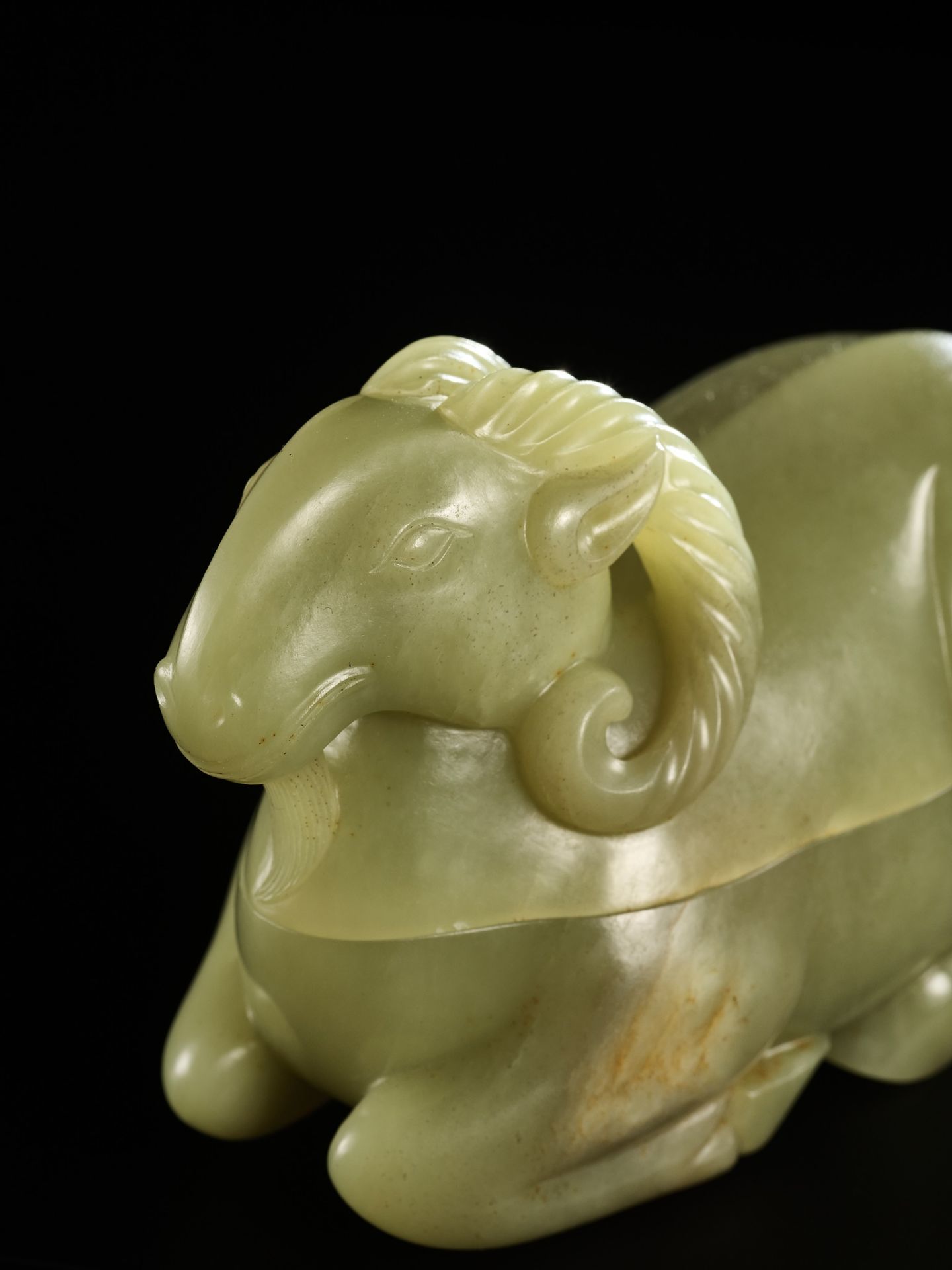 A CARVED CELADON JADE BOX AND COVER IN THE FORM OF A RAM, QING DYNASTY - Bild 10 aus 15
