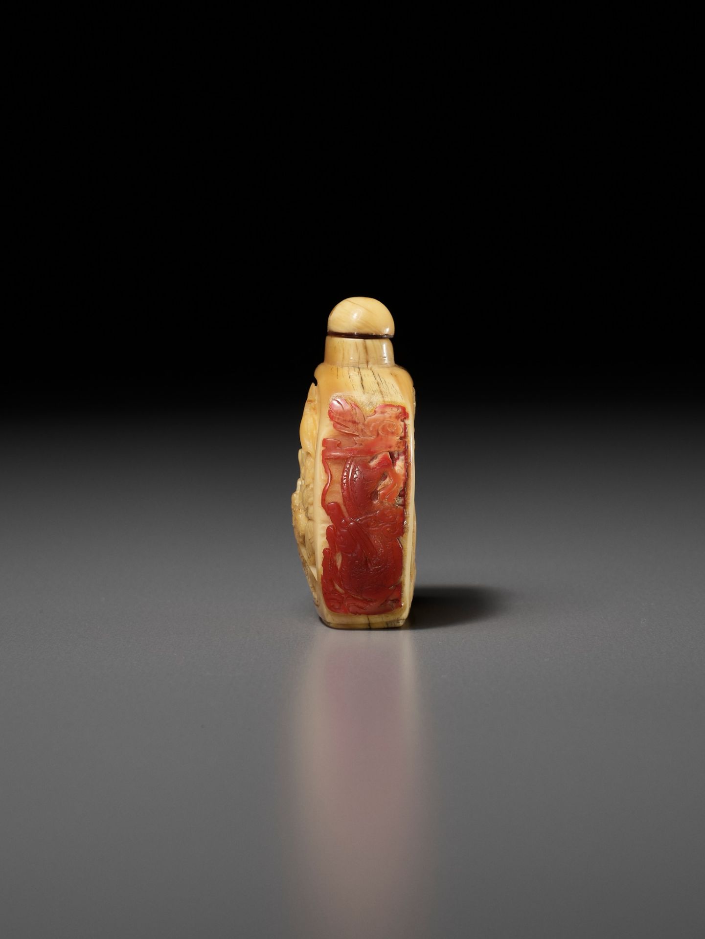A HORNBILL 'CAT AND BUTTERFLY' SNUFF BOTTLE, 1800-1880 - Image 3 of 12