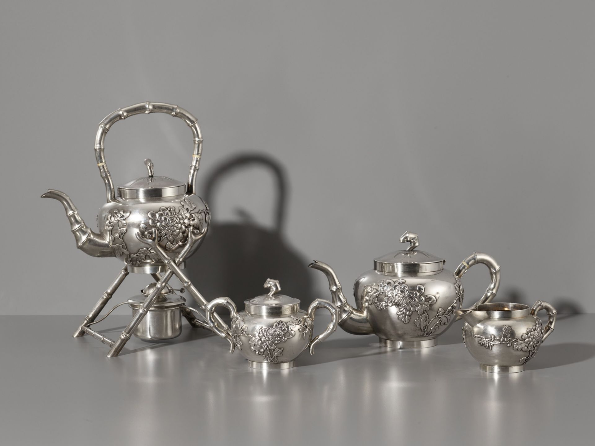 A SIX-PIECE ‘CHRYSANTHEMUM’ 900/1000 SILVER TEA & COFFEE SERVICE, OVER 2 KG TOTAL WEIGHT, LATE QING - Image 12 of 13