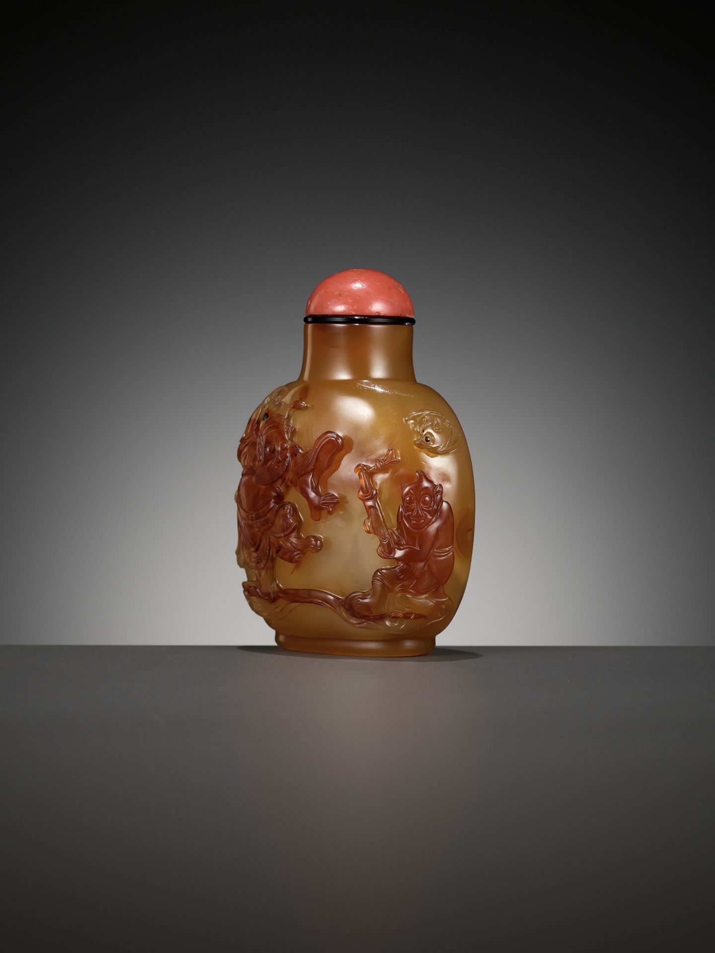 A CAMEO AGATE 'ZHONG KUI' SNUFF BOTTLE, OFFICIAL SCHOOL, CHINA, 1770-1840 - Image 7 of 14