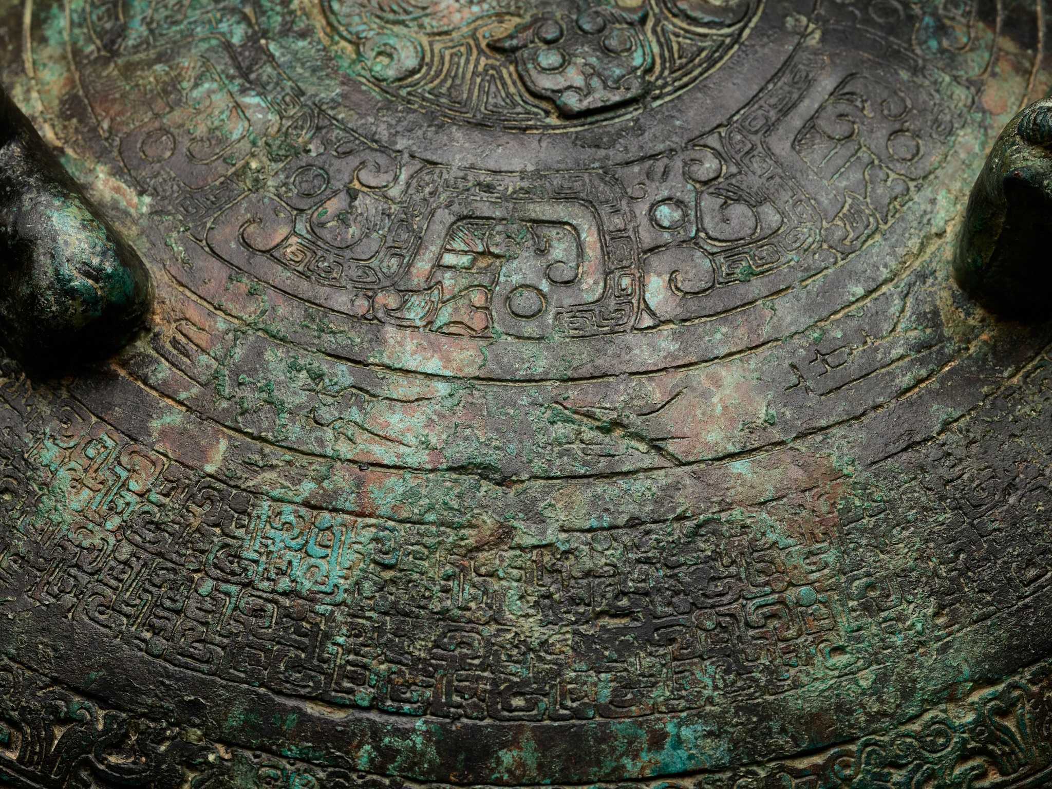A LARGE INSCRIBED BRONZE RITUAL FOOD VESSEL AND COVER, DING, SPRING AND AUTUMN PERIOD - Image 23 of 24