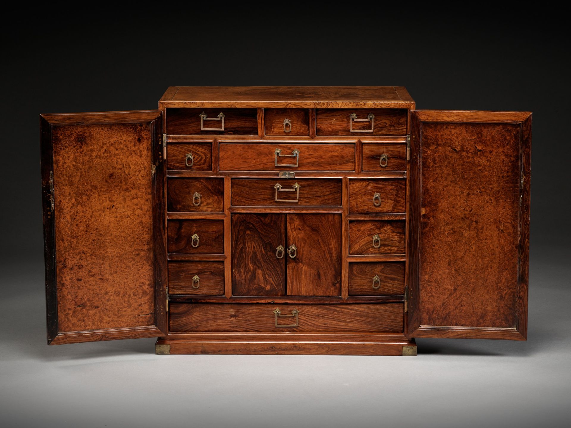 A LARGE HUANGHUALI APOTHECARY CABINET (YAOGUI) WITH FOURTEEN DRAWERS, EARLY QING DYNASTY - Bild 2 aus 20