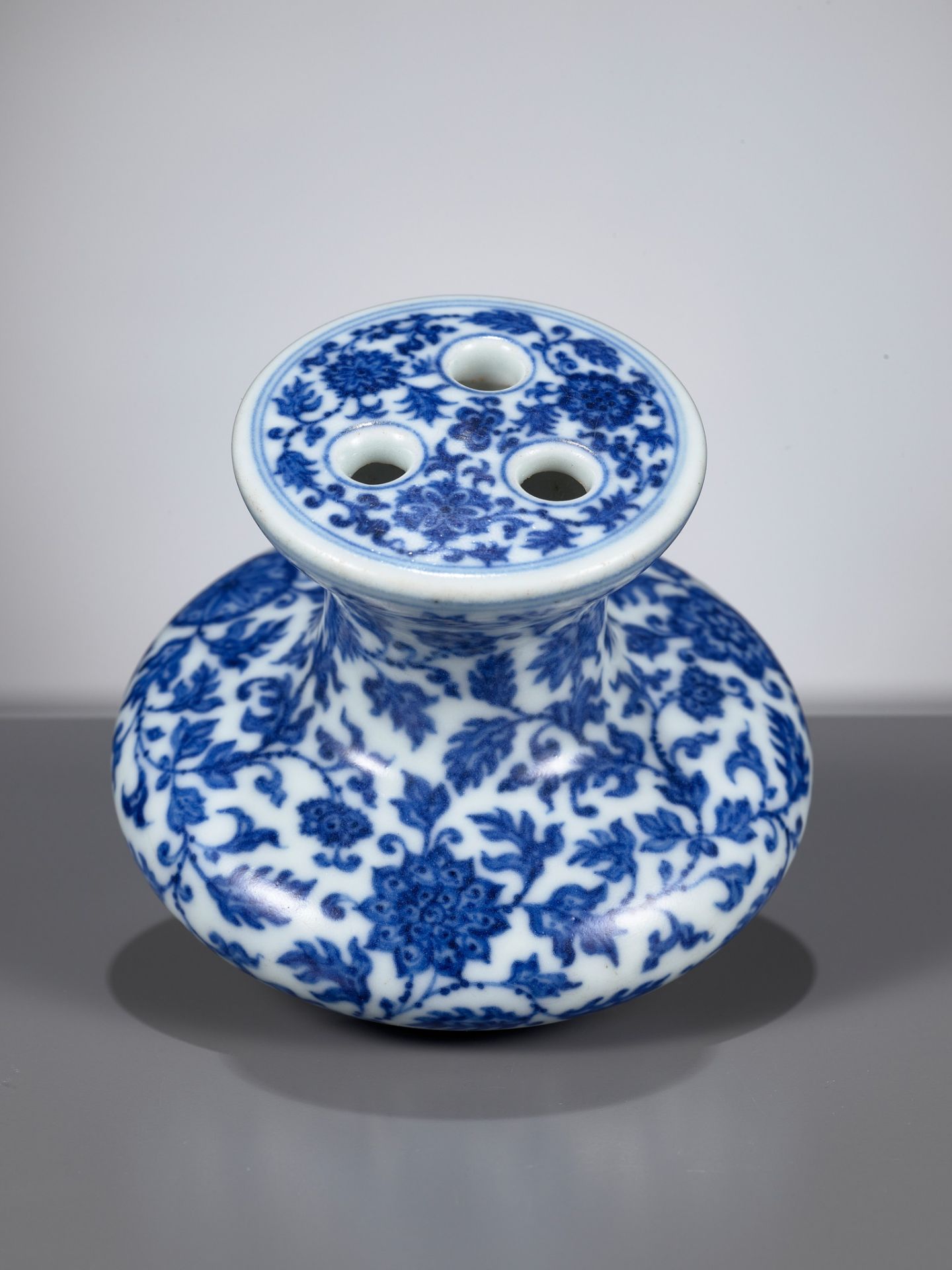 A BLUE AND WHITE MING-STYLE FLOWER-HOLDER, QIANLONG MARK AND PERIOD - Image 6 of 15