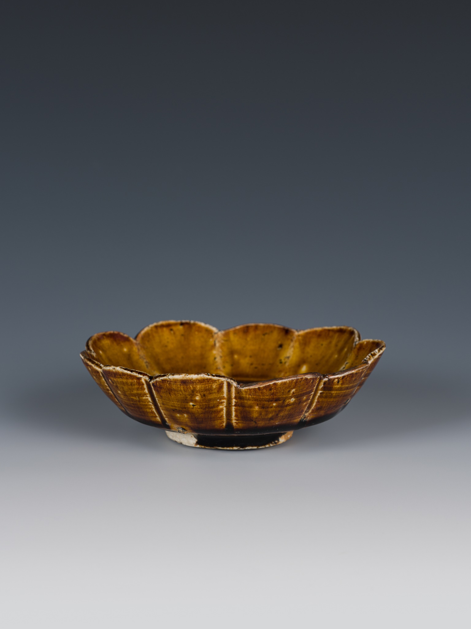 A BROWN-GLAZED FOLIATE-RIMMED DISH, LIAO TO EARLY SONG DYNASTY - Image 9 of 11