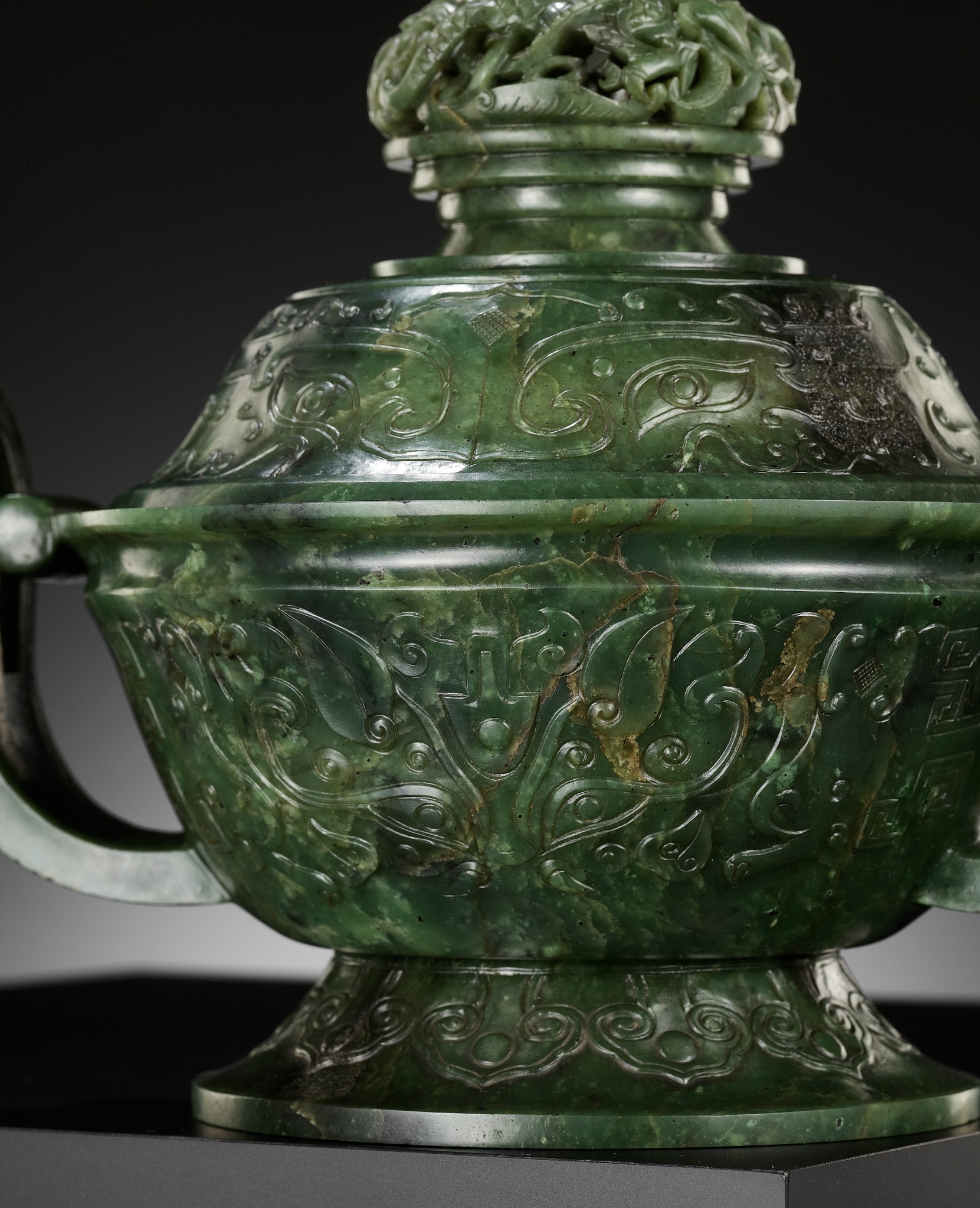 A SPINACH-GREEN JADE GUI-FORM CENSER AND COVER, QIANLONG PERIOD - Image 6 of 20