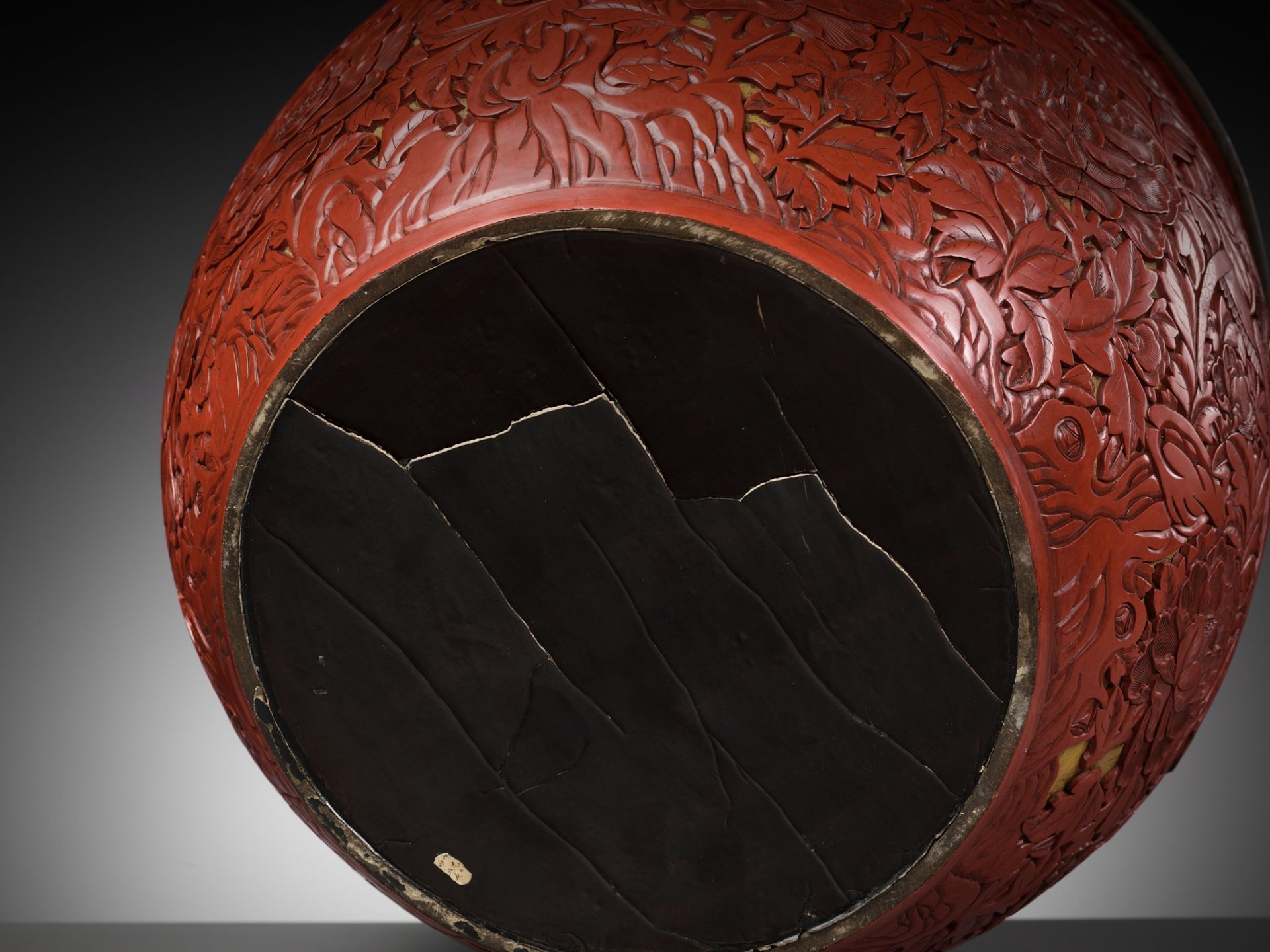 A LARGE CINNABAR LACQUER 'PHOENIX' FLOWERPOT, MING DYNASTY - Image 14 of 16