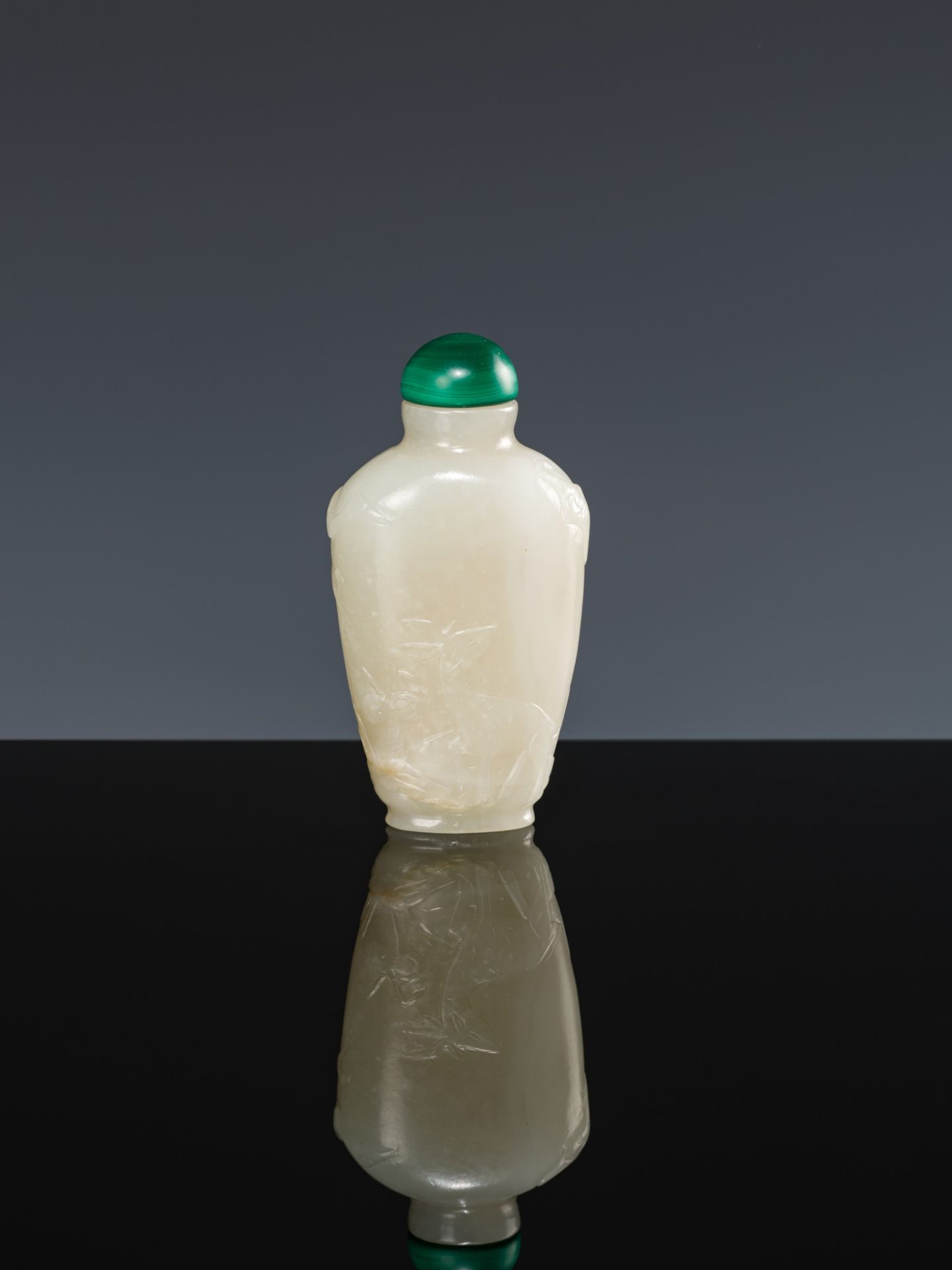 A WHITE JADE 'DEER AND CRANE' SNUFF BOTTLE, MID-QING DYNASTY - Image 7 of 10