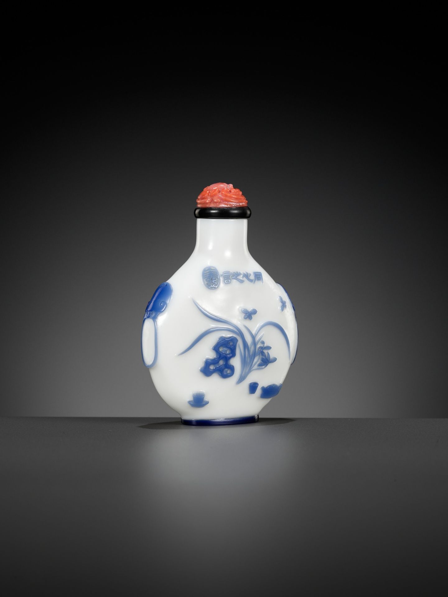 AN INSCRIBED SAPPHIRE-BLUE OVERLAY GLASS SNUFF BOTTLE, YANGZHOU SCHOOL, CHINA, 1800-1880 - Bild 15 aus 20
