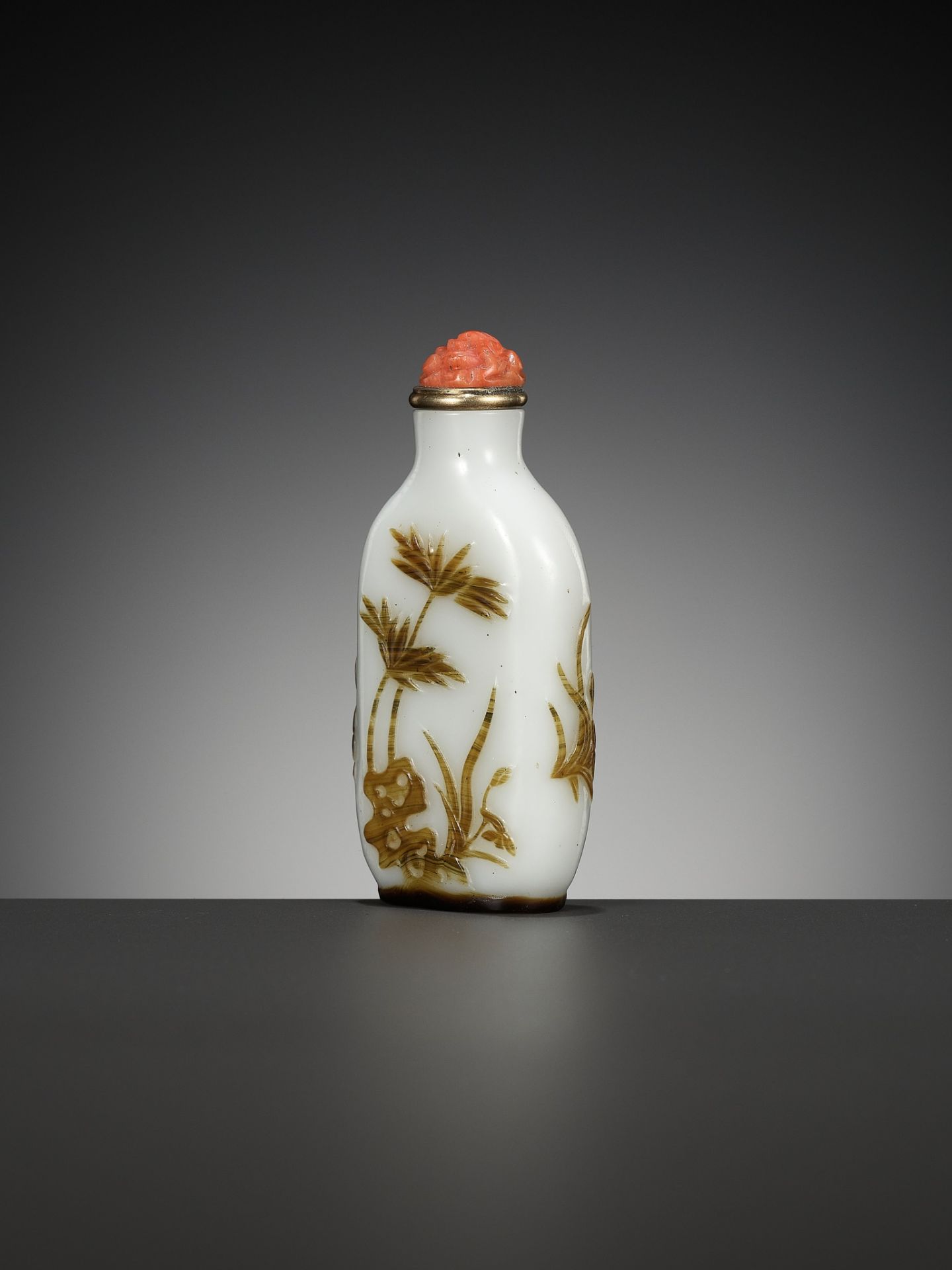 AN INSCRIBED OVERLAY GLASS ‘CAT AND BUTTERFLY’ SNUFF BOTTLE, BY WANG SU, YANGZHOU SCHOOL, 1820-1840 - Image 13 of 19