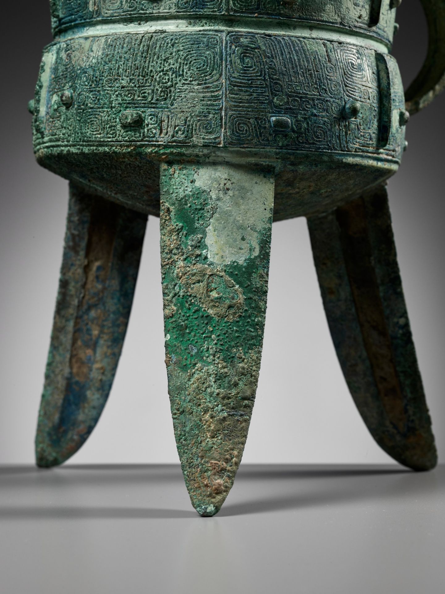 AN EXCEPTIONALLY LARGE AND MASSIVE BRONZE RITUAL TRIPOD WINE VESSEL, JIA, WITH A CLAN MARK, SHANG - Image 23 of 29