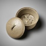 A RARE YUE BOWL AND COVER, FIVE DYNASTIES PERIOD