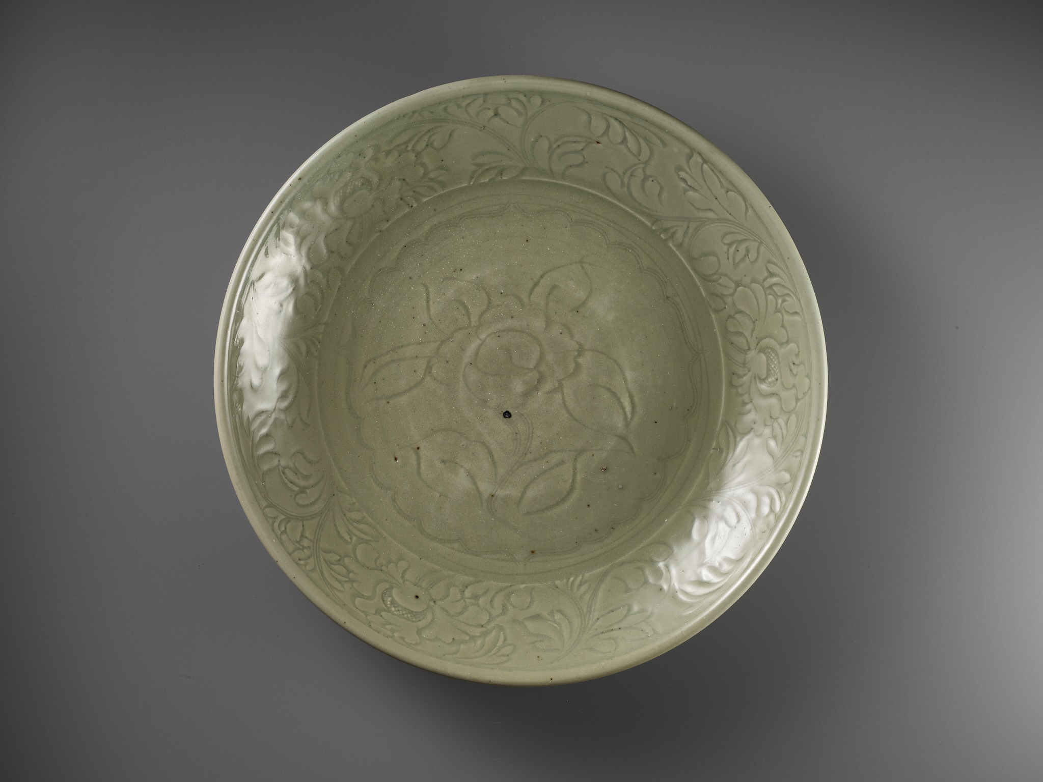 A LARGE AND FINELY CARVED 'PEONY' LONGQUAN CELADON CHARGER, MING DYNASTY - Image 7 of 16