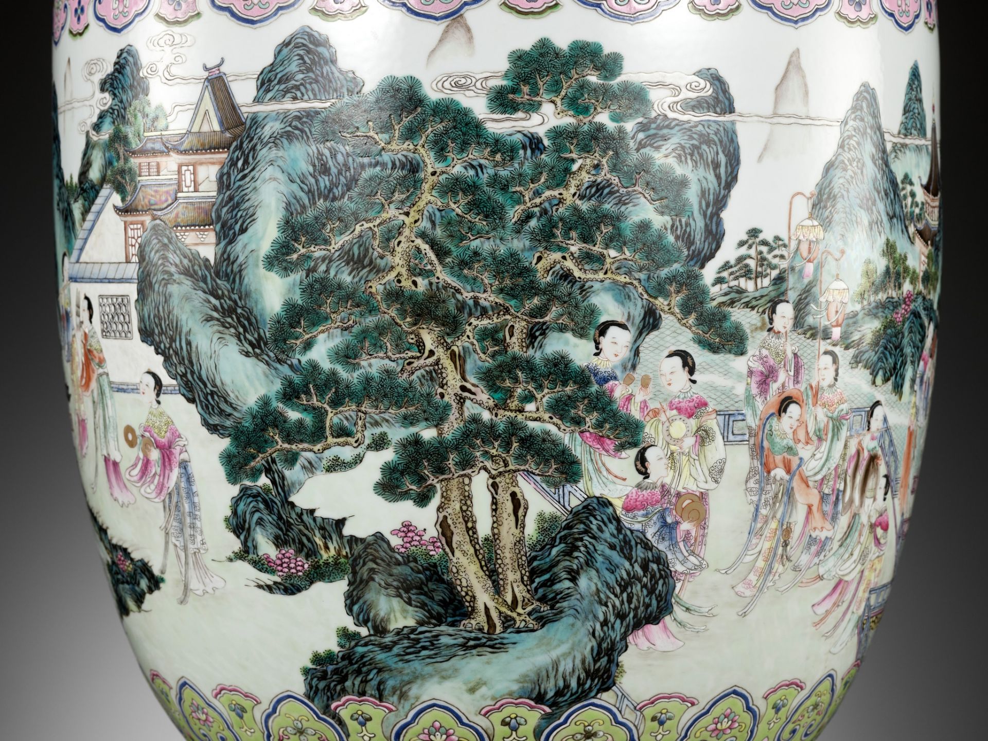 A MONUMENTAL GILT FAMILLE ROSE 'LADIES OF THE HAN PALACE' VASE, LATE QIANLONG - EARLY JIAQING - Bild 3 aus 22