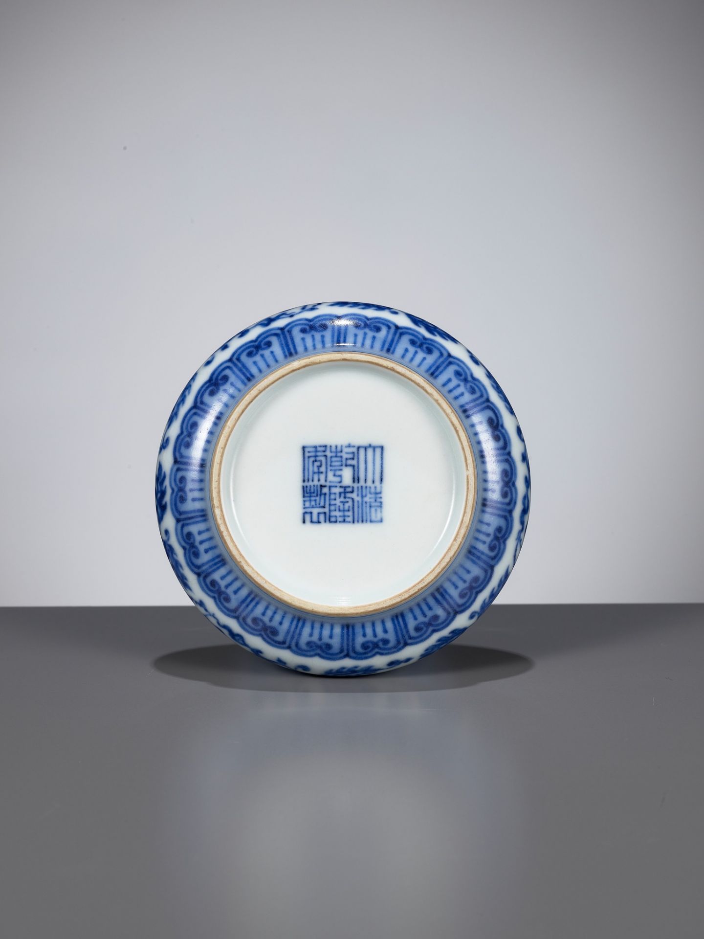 A BLUE AND WHITE MING-STYLE FLOWER-HOLDER, QIANLONG MARK AND PERIOD - Image 13 of 15