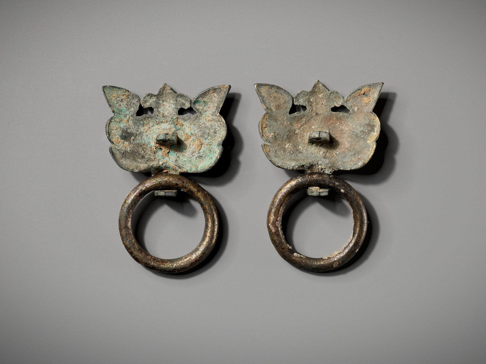 A PAIR OF GILT-BRONZE TAOTIE MASKS WITH RING HANDLES, WARRING STATES TO HAN DYNASTY - Image 8 of 11