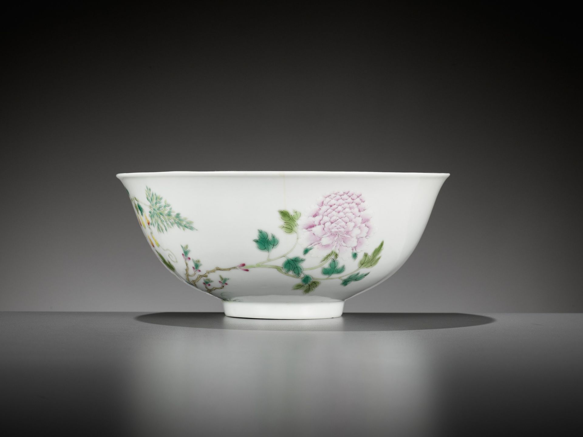 A LARGE FAMILLE-ROSE 'FLORAL' BOWL, GUANGXU MARK AND PERIOD - Image 5 of 12