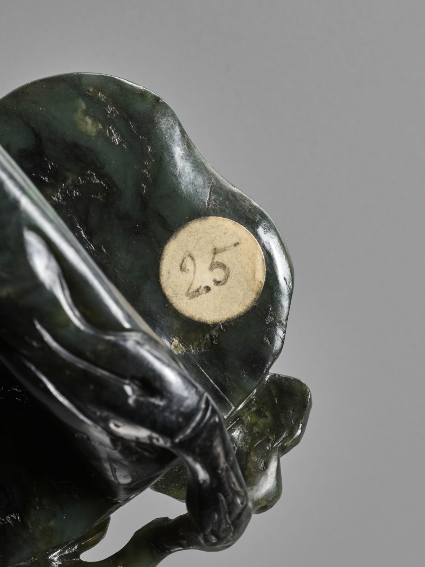 A SPINACH-GREEN JADE 'LINGZHI AND FINGER CITRON' RUYI SCEPTER, CHINA, 18TH CENTURY - Bild 8 aus 14