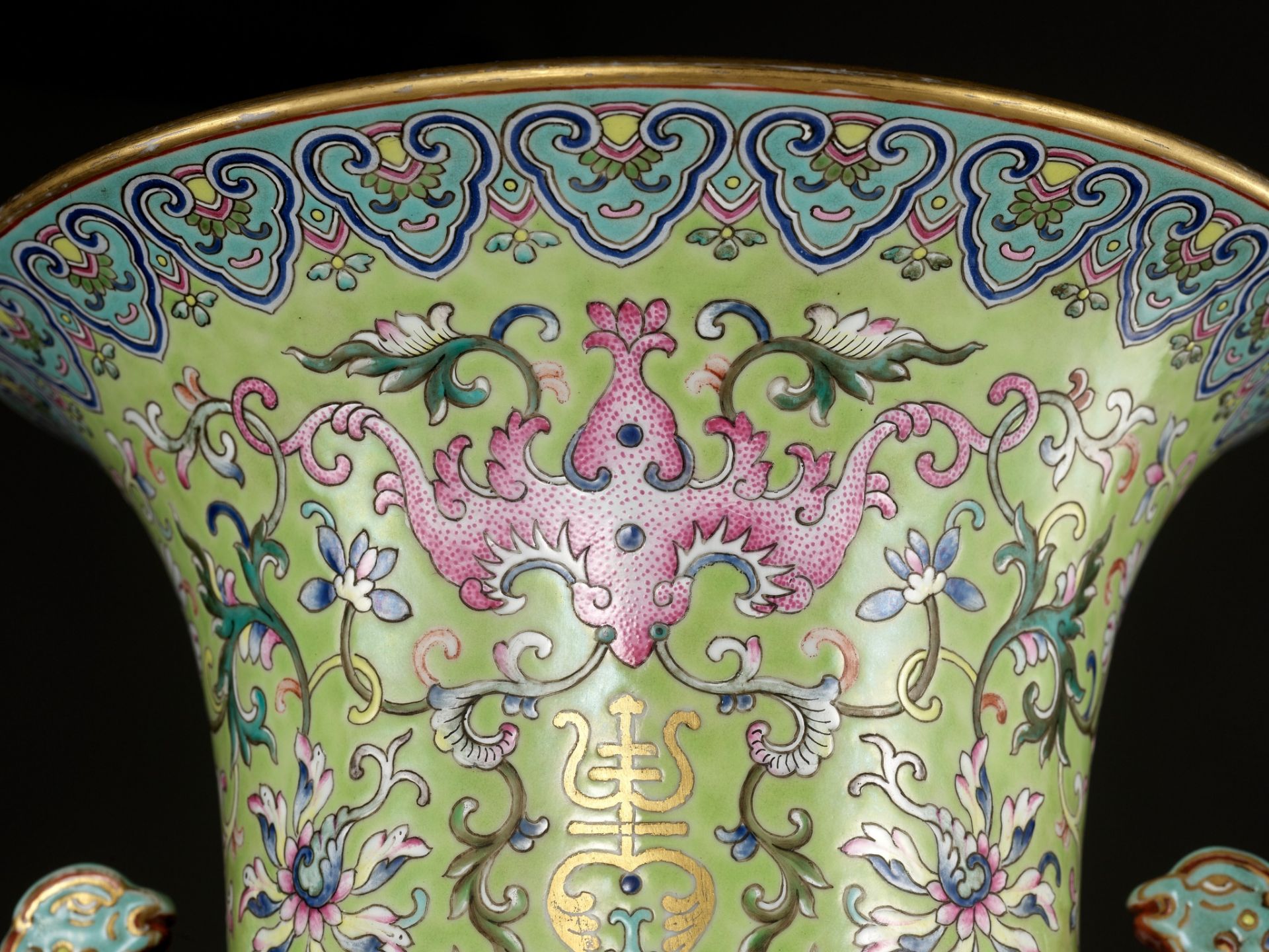 A MONUMENTAL GILT FAMILLE ROSE 'LADIES OF THE HAN PALACE' VASE, LATE QIANLONG - EARLY JIAQING - Bild 15 aus 22