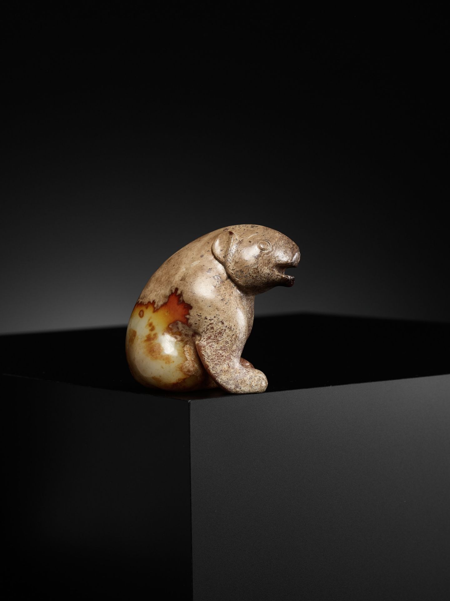 AN EXCEPTIONAL YELLOW JADE FIGURE OF A BEAR, HUANGXIONG, HAN DYNASTY, CHINA, 202 BC - 220 AD - Bild 9 aus 19